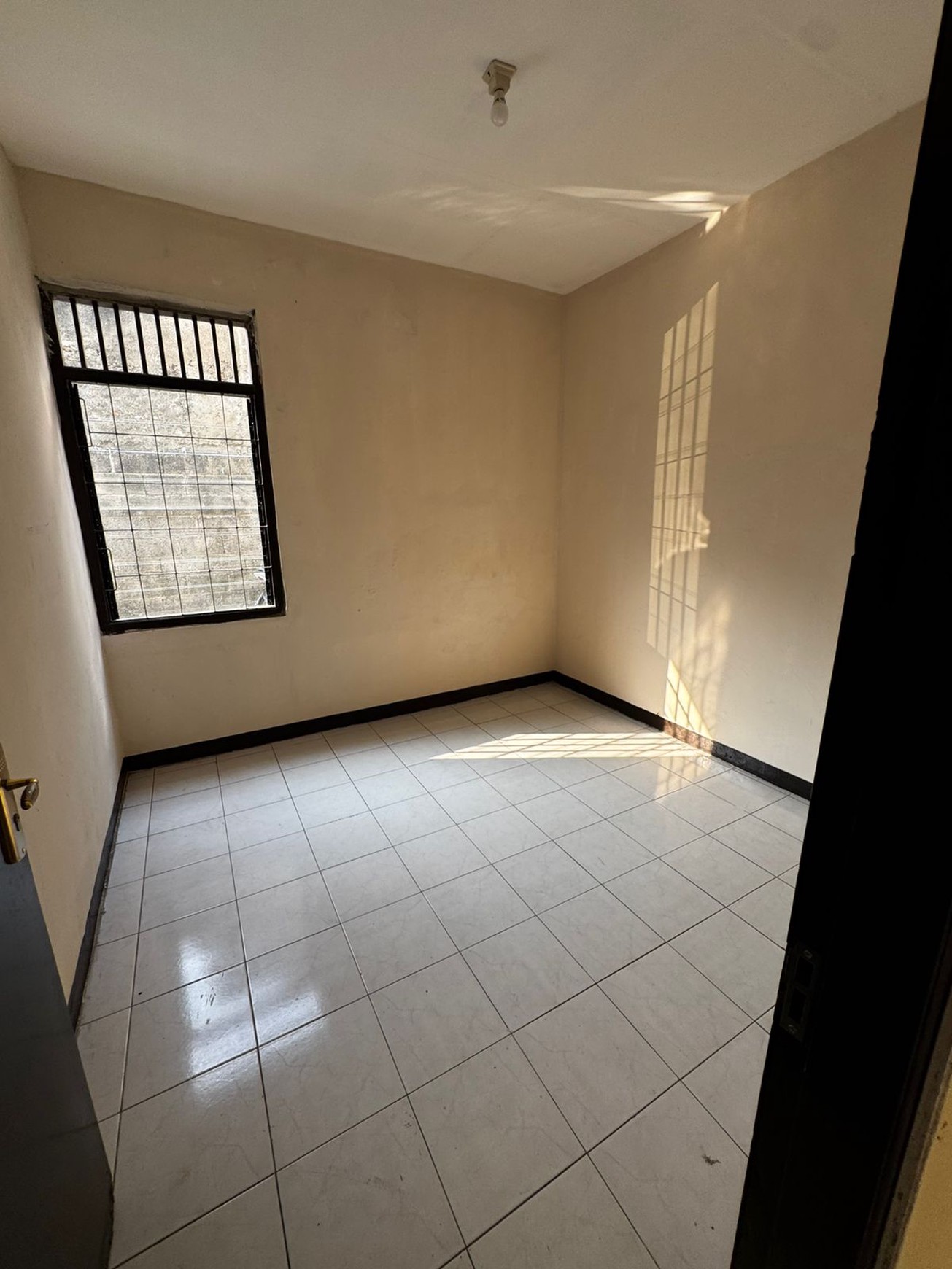 Rumah Luas di Cipadu 279 m&#xb2; Siap Huni Dengan Harga Terjangkau