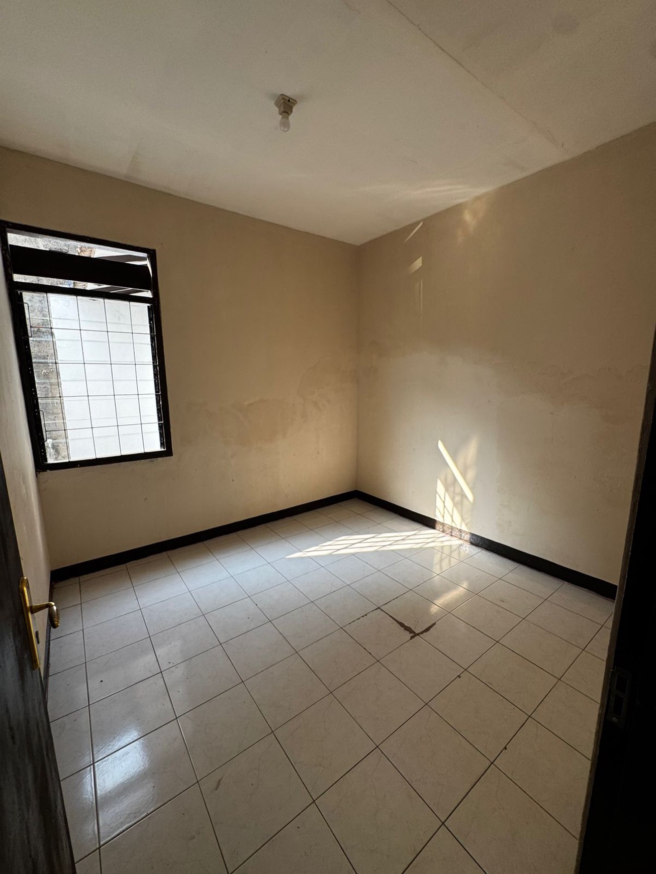 Rumah Luas di Cipadu 279 m&#xb2; Siap Huni Dengan Harga Terjangkau