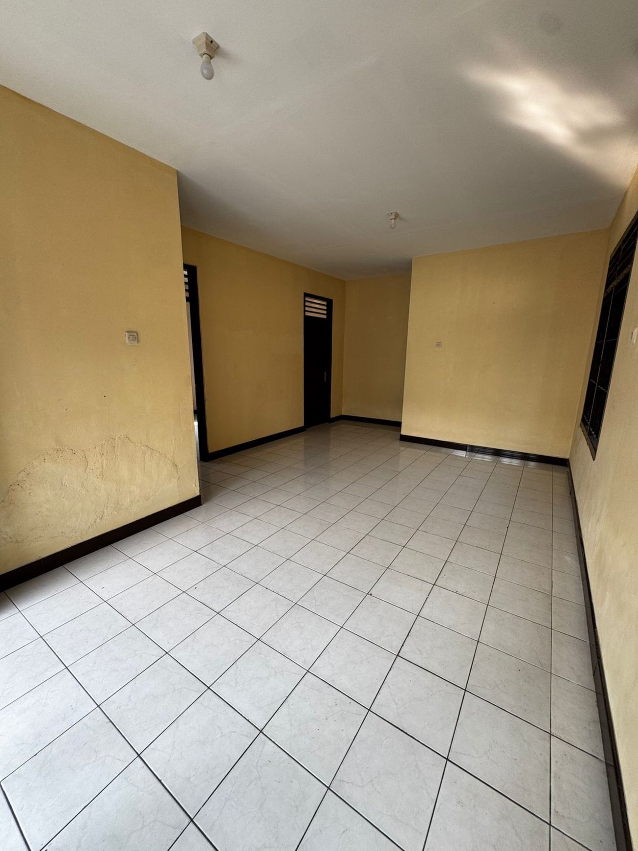 Rumah Luas di Cipadu 279 m&#xb2; Siap Huni Dengan Harga Terjangkau