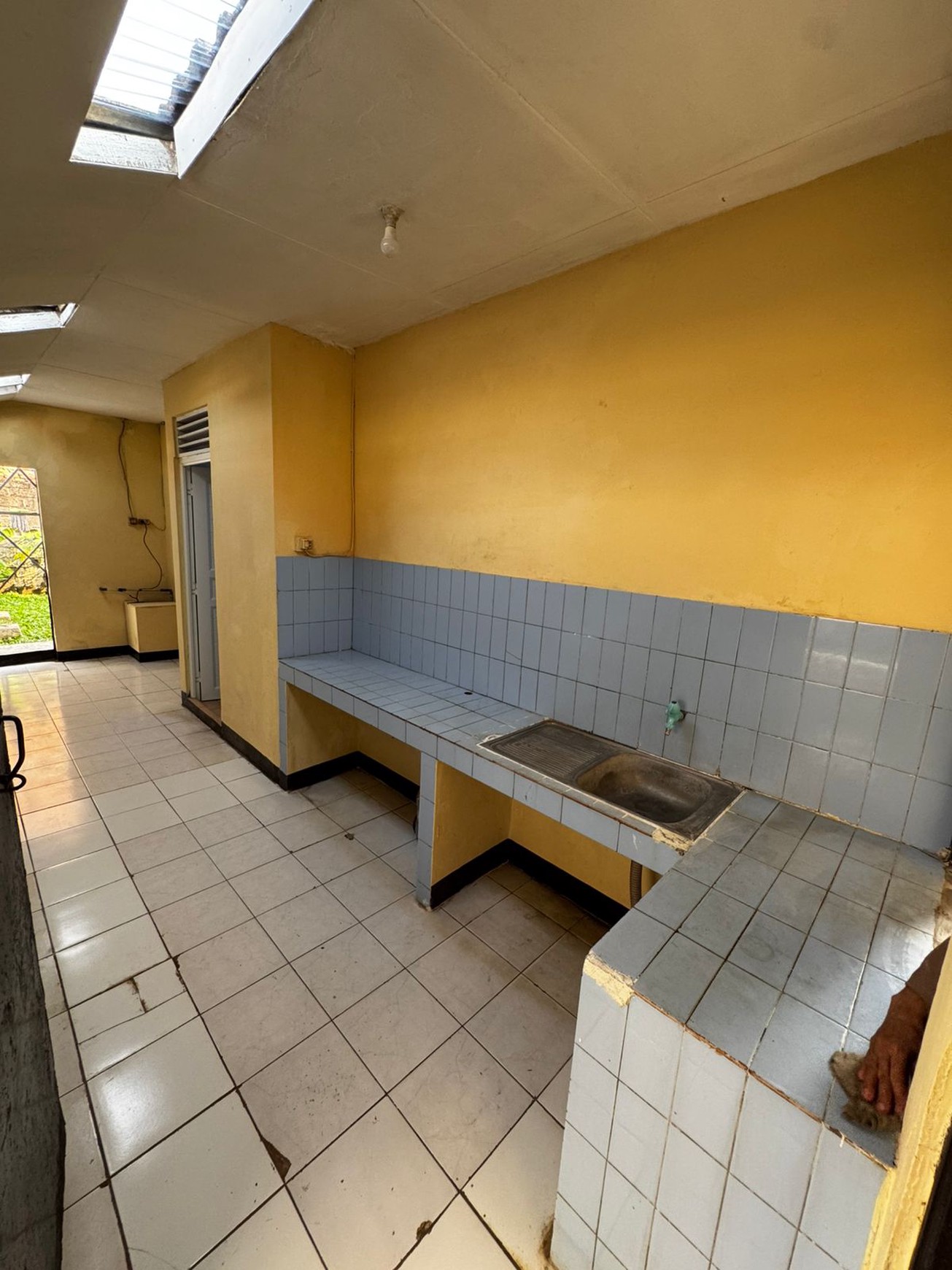 Rumah Luas di Cipadu 279 m&#xb2; Siap Huni Dengan Harga Terjangkau