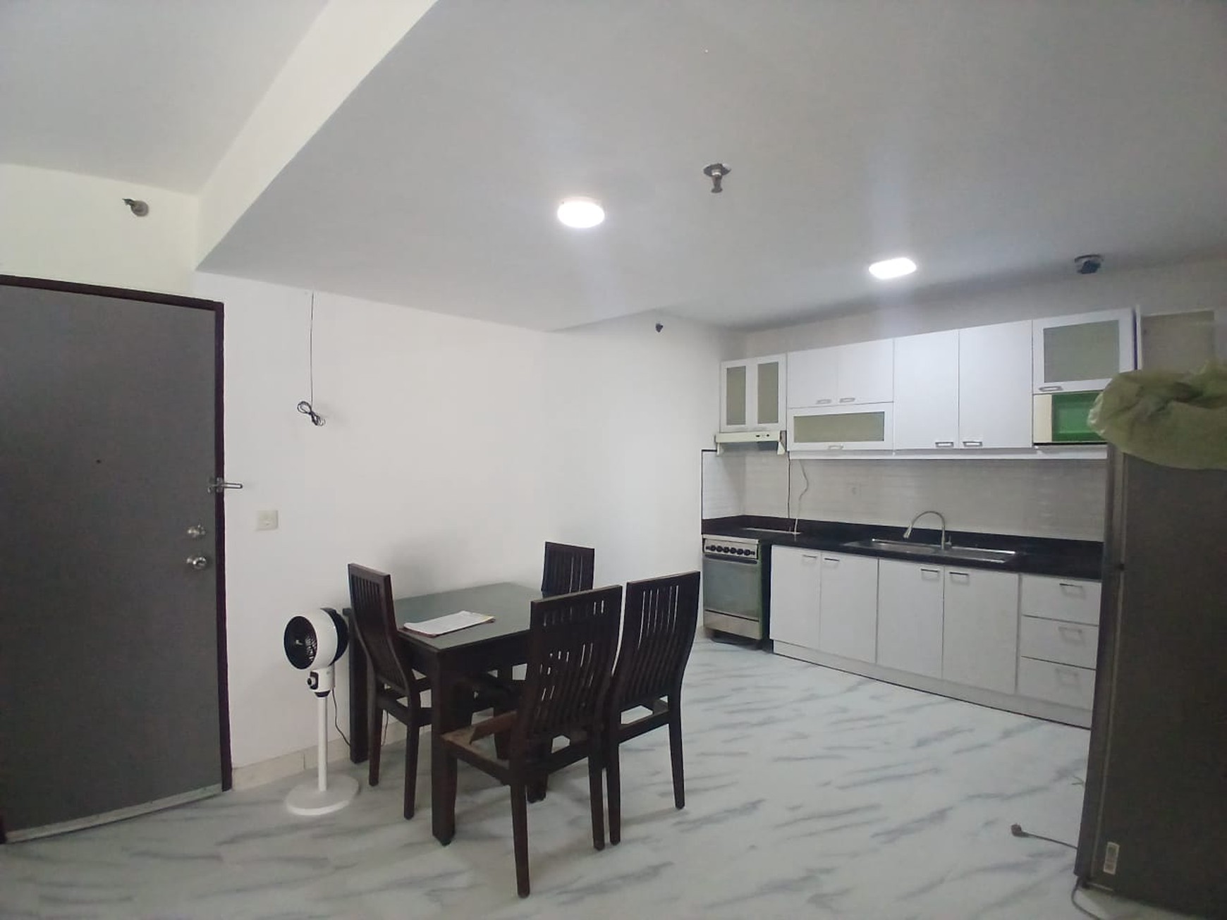 Disewakan 2 KT furnish dan baru renov apartment Taman Rasuna Said