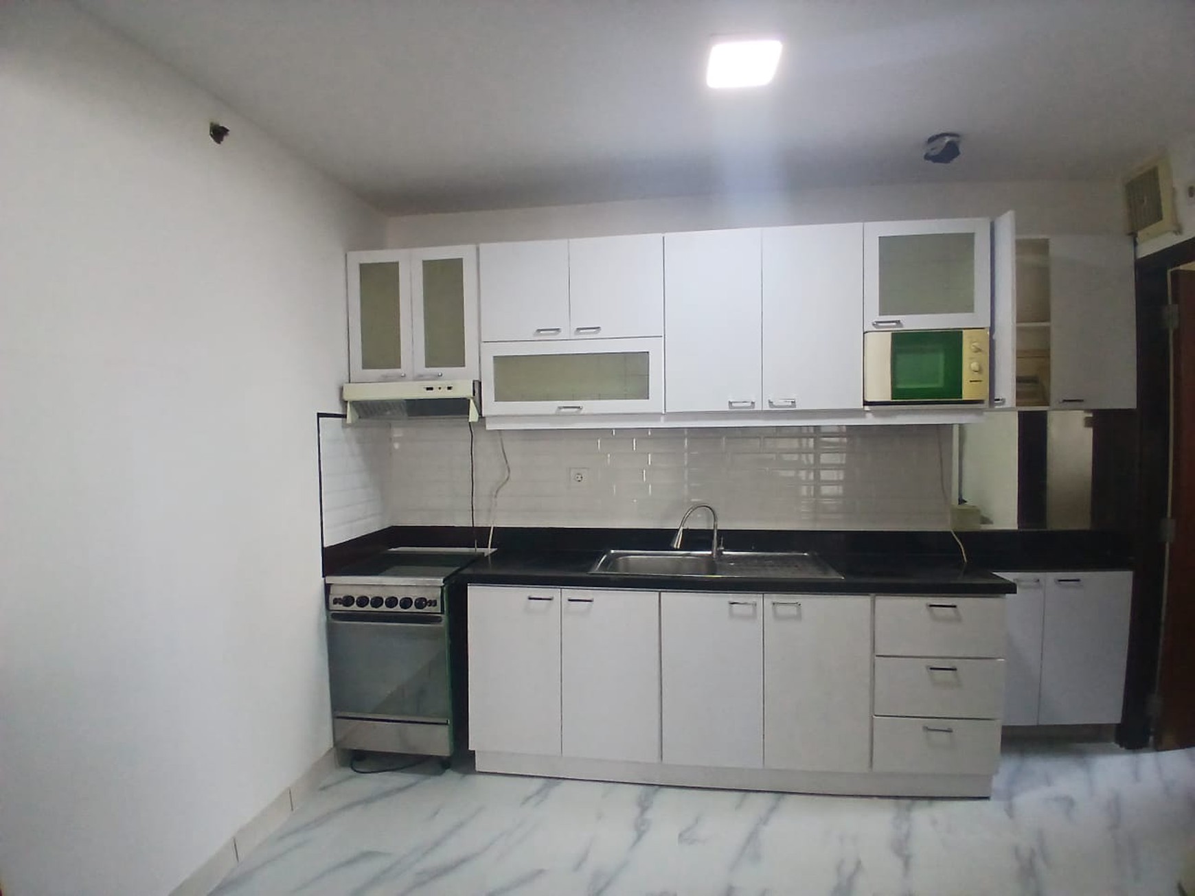 Disewakan 2 KT furnish dan baru renov apartment Taman Rasuna Said