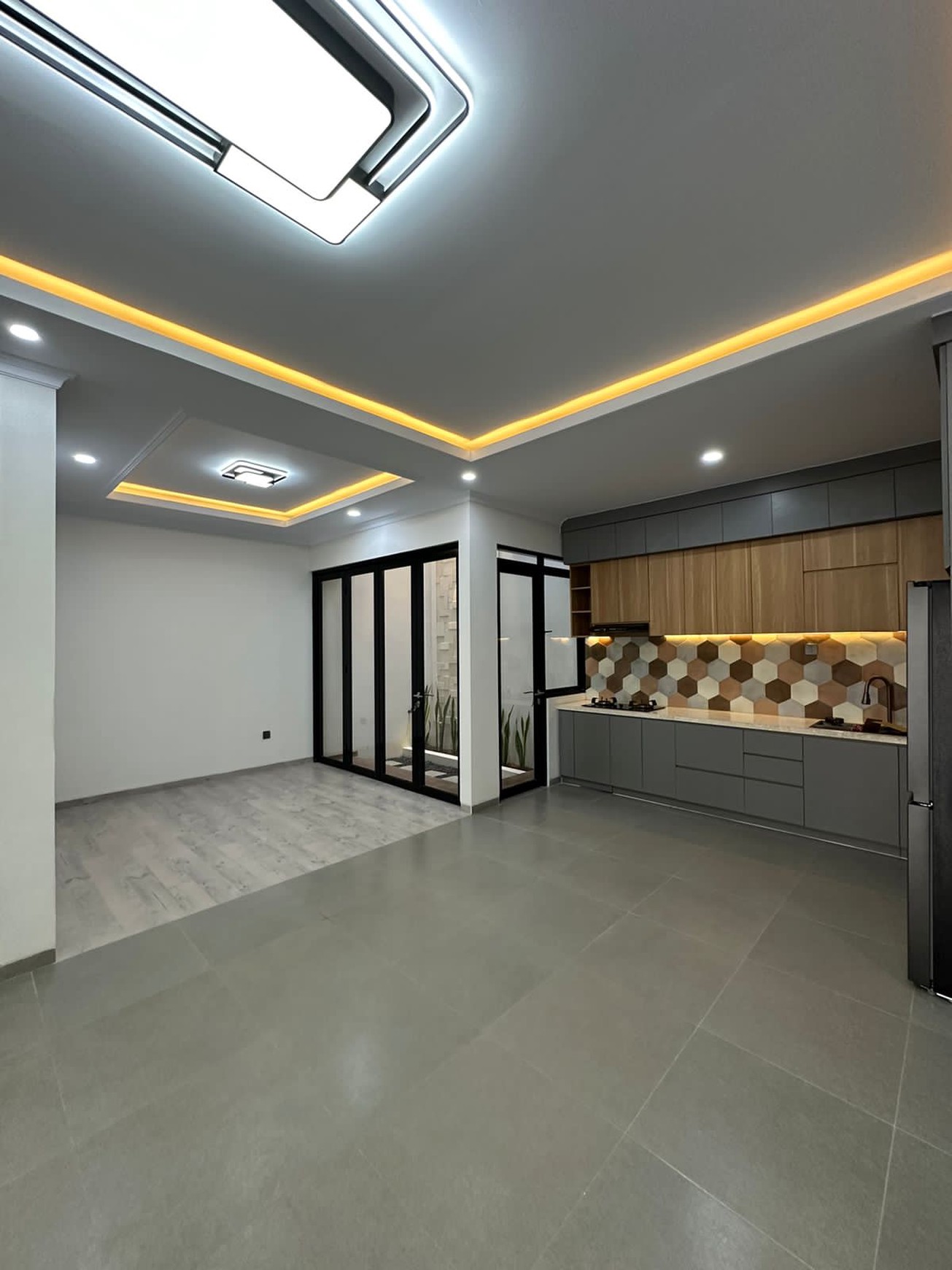RUMAH MODERN MINIMALIS TOWNHOUSE JAGAKARSA ( READY SIAP HUNI )