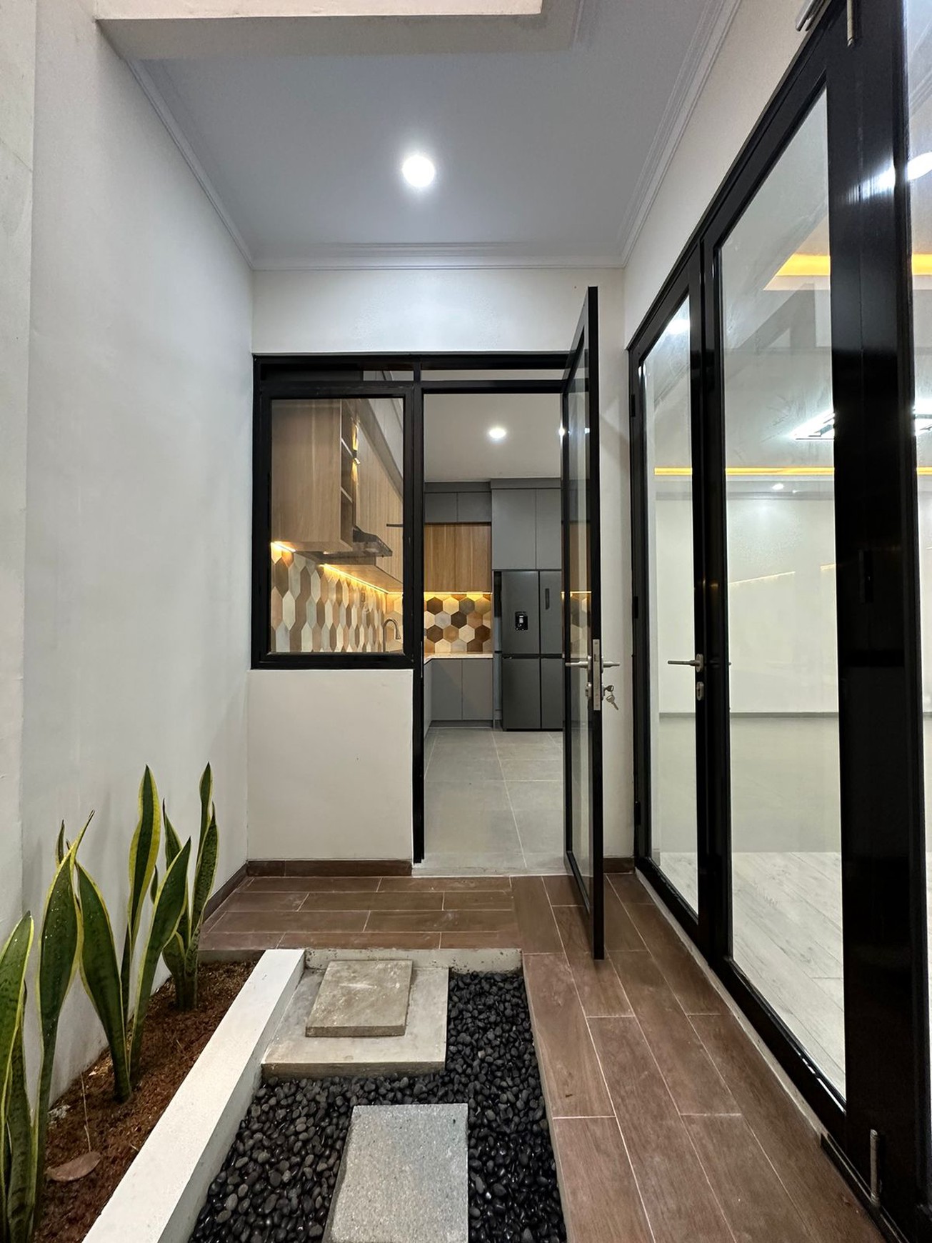 RUMAH MODERN MINIMALIS TOWNHOUSE JAGAKARSA ( READY SIAP HUNI )