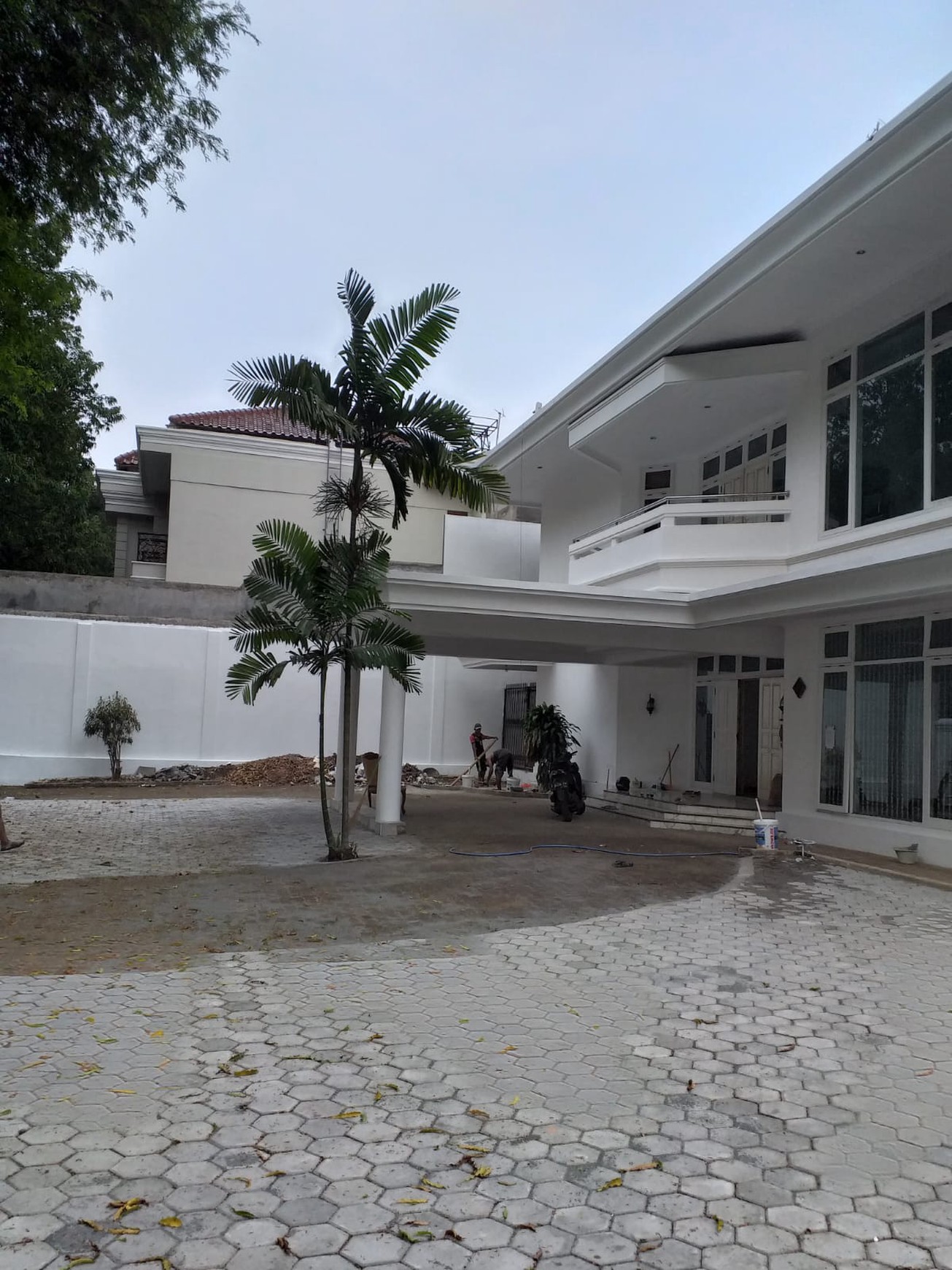Dijual rumah dengan halaman yang luas di lingkungan yang tenang di Lebak Bulus