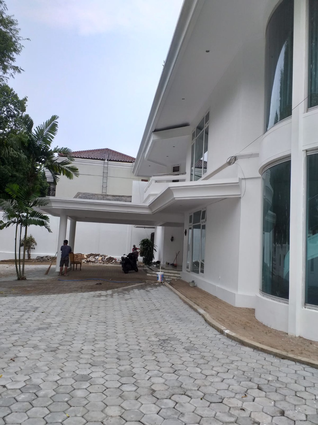 Dijual rumah dengan halaman yang luas di lingkungan yang tenang di Lebak Bulus