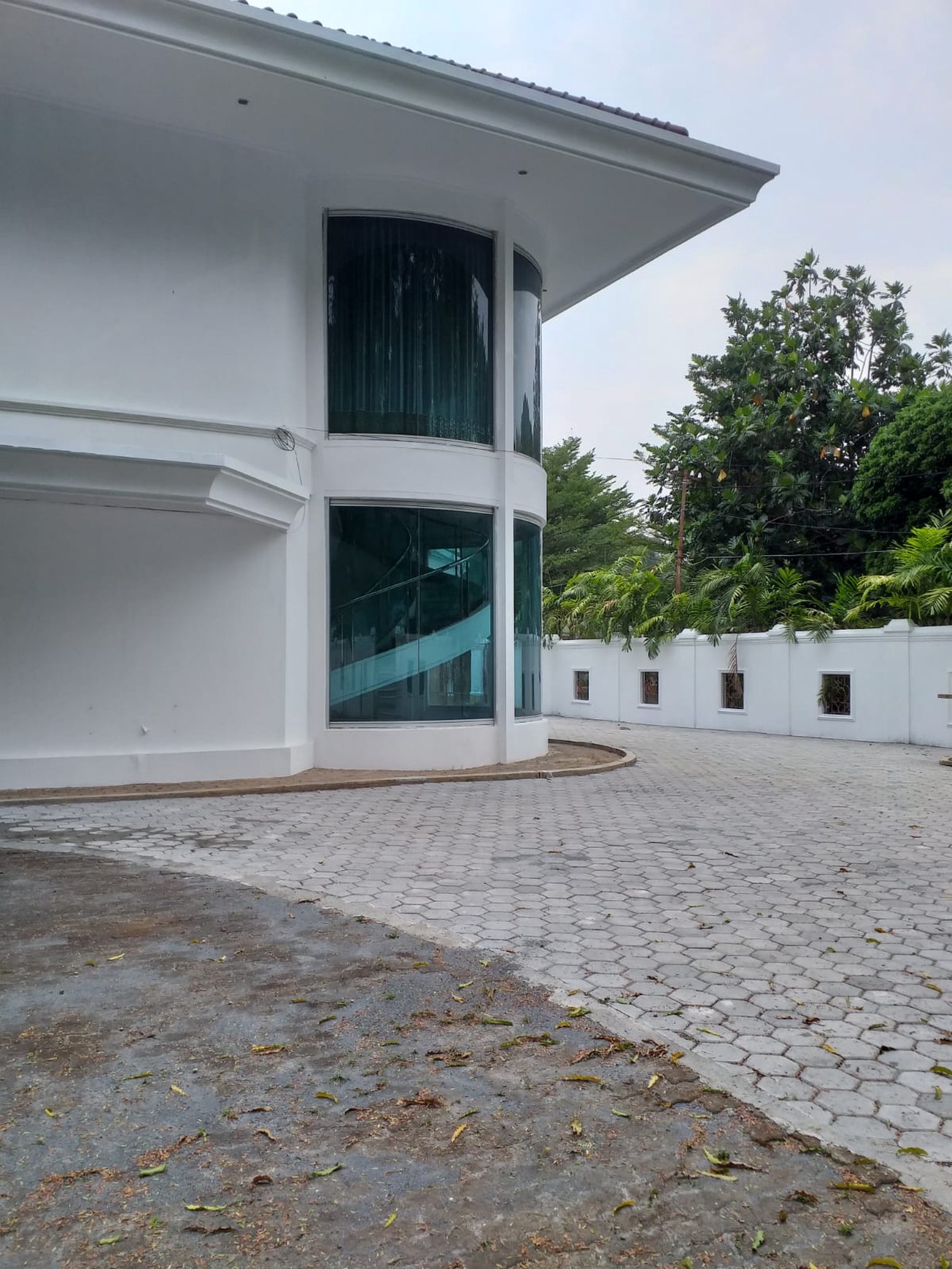 Dijual rumah dengan halaman yang luas di lingkungan yang tenang di Lebak Bulus