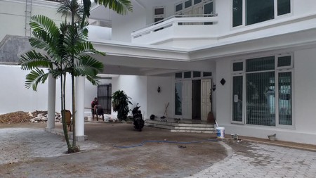 Dijual rumah dengan halaman yang luas di lingkungan yang tenang di Lebak Bulus