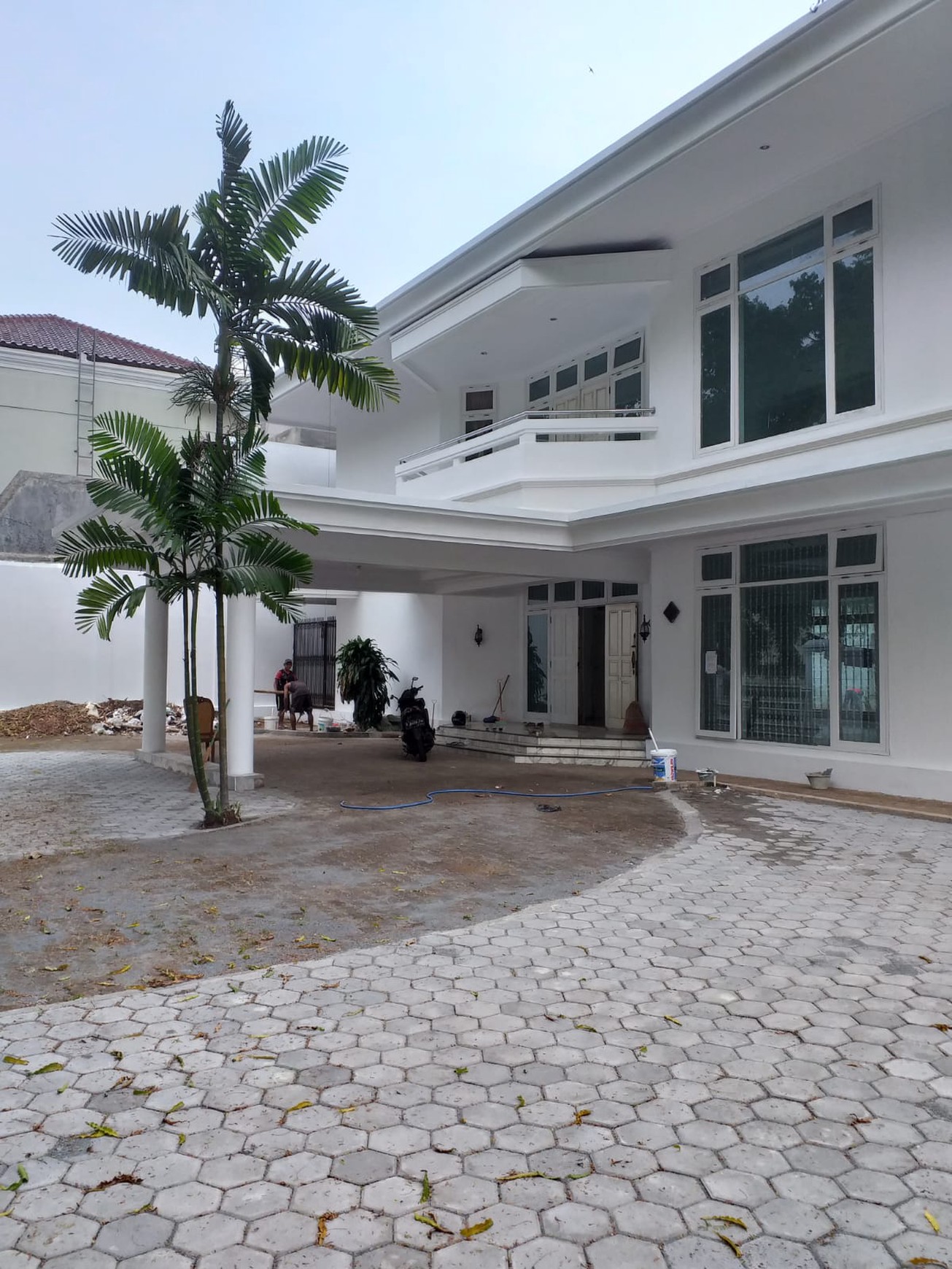 Dijual rumah dengan halaman yang luas di lingkungan yang tenang di Lebak Bulus