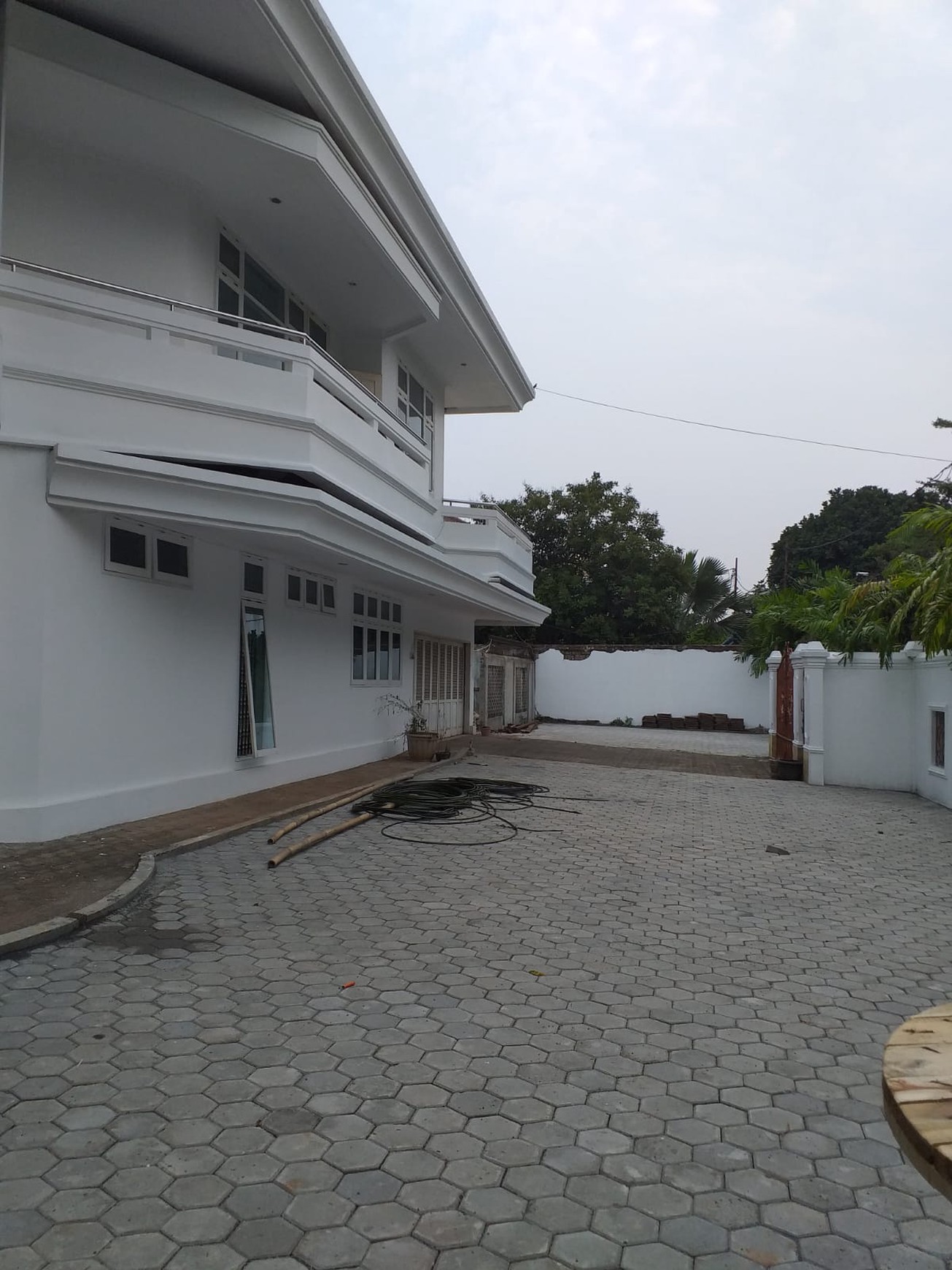 Dijual rumah dengan halaman yang luas di lingkungan yang tenang di Lebak Bulus