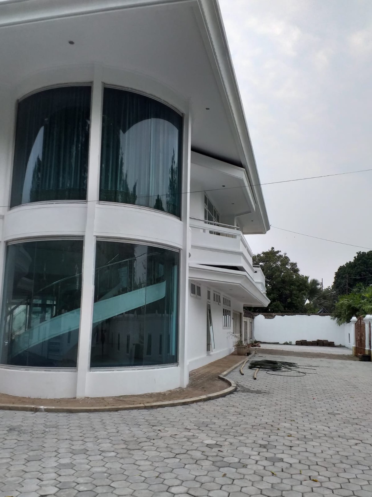 Dijual rumah dengan halaman yang luas di lingkungan yang tenang di Lebak Bulus