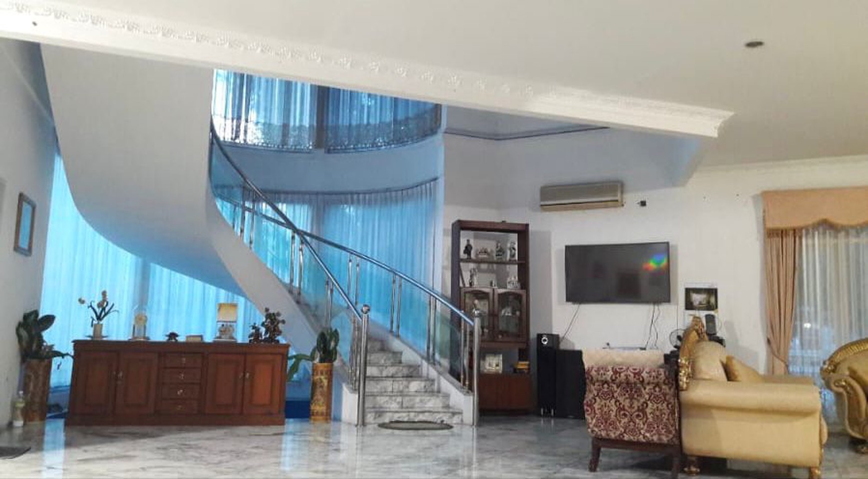 Dijual rumah dengan halaman yang luas di lingkungan yang tenang di Lebak Bulus