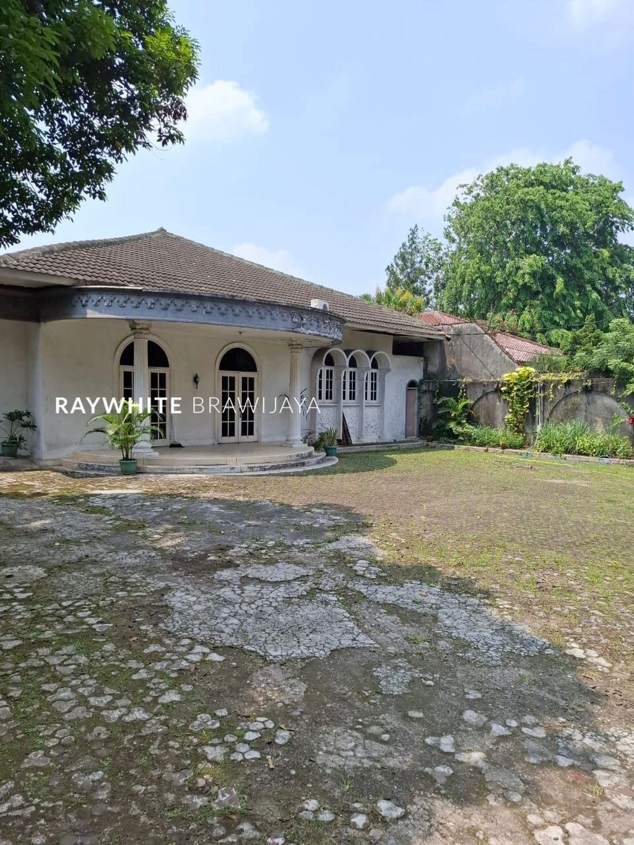 Rumah Lama Area Komersial di Ampera Raya
