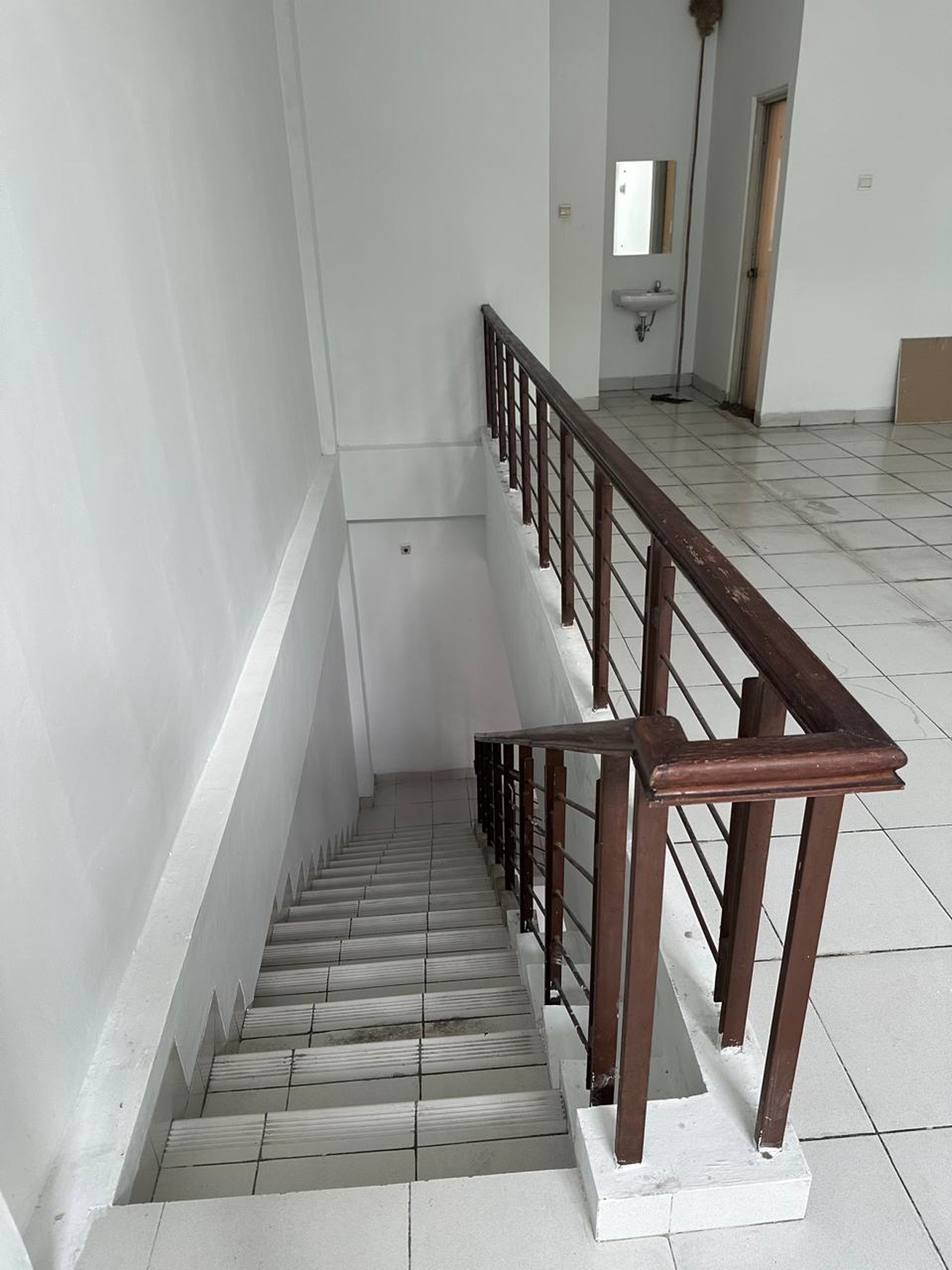 Ruko 3 Lantai Unfurnished Tol Boulevard Jl Pahlawan Seribu, Rawa Buntu, Serpong