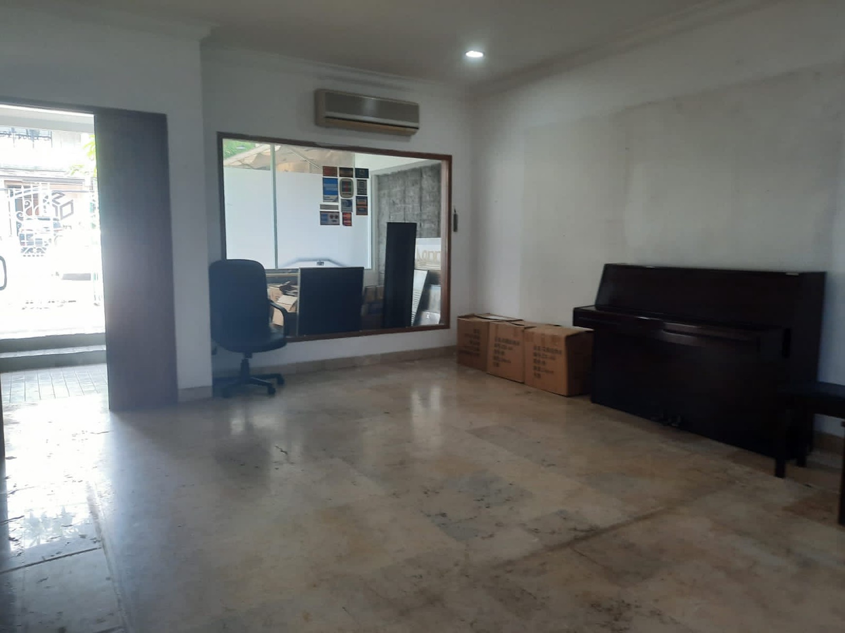 Ruang Usaha Di Area Ramai Dan Strategis Di Kebayoran Baru, Jakarta Selatan