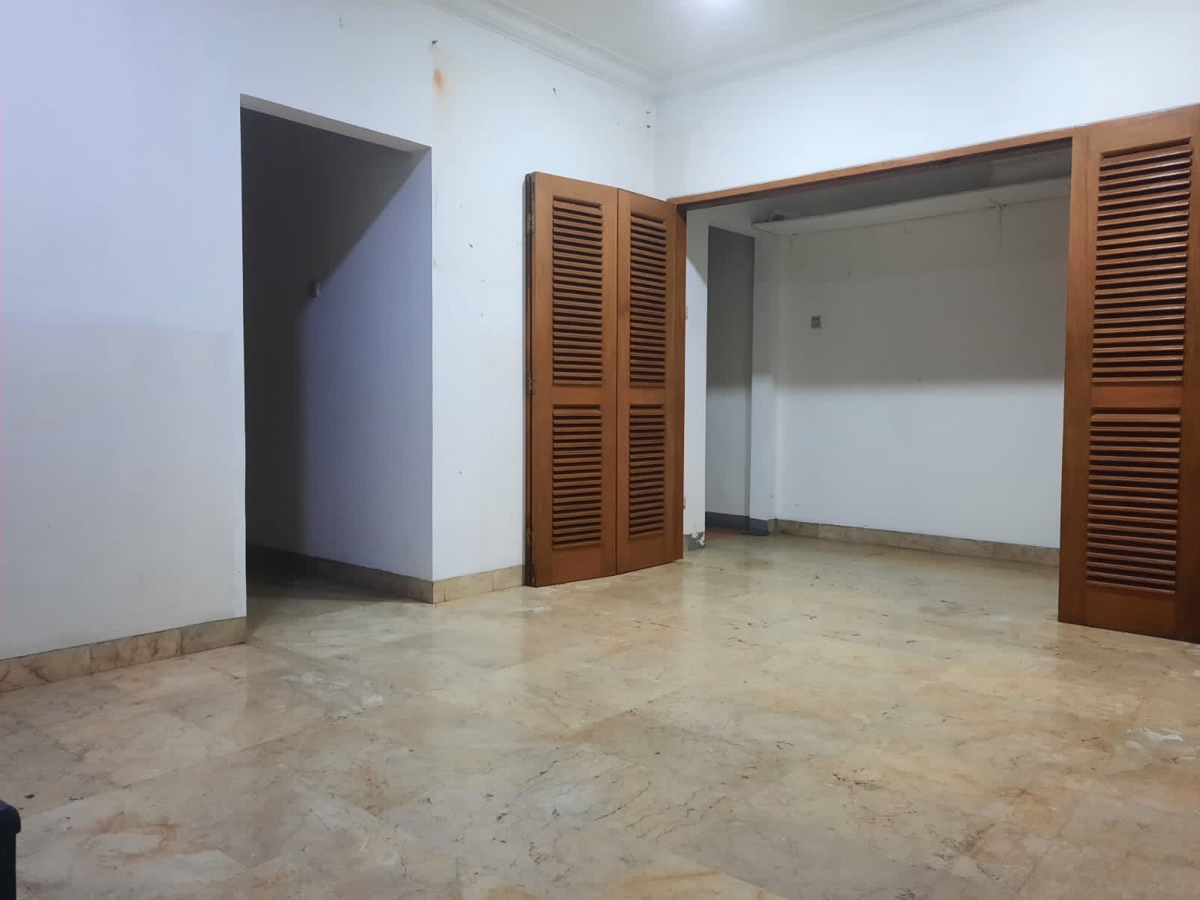 Ruang Usaha Di Area Ramai Dan Strategis Di Kebayoran Baru, Jakarta Selatan