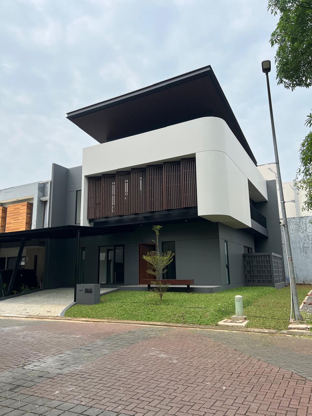 Rumah Futuristic di tengah BSD city Prestigia, Eminent