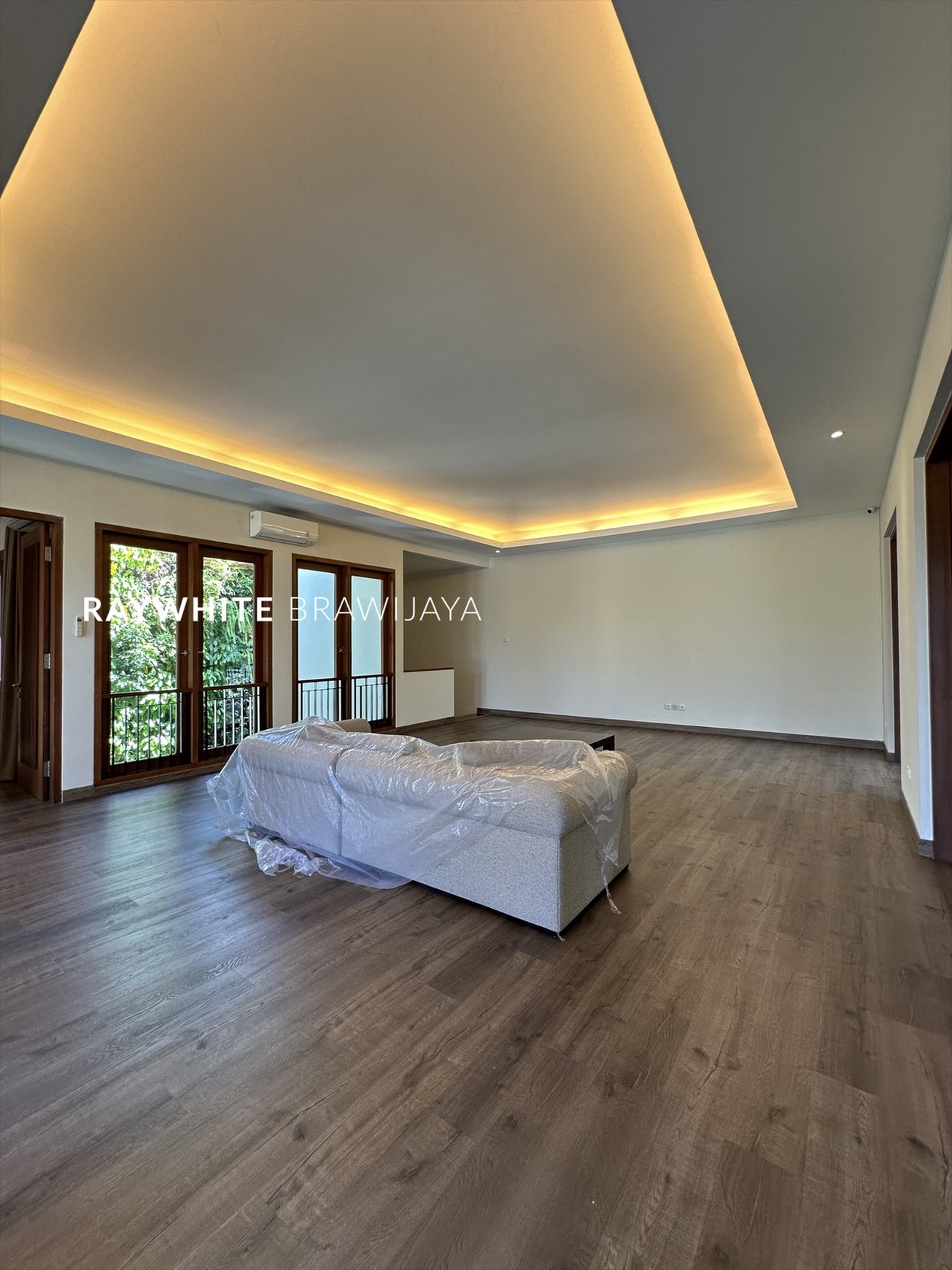 Rumah Bergaya Tropical Resort Area Cilandak Barat