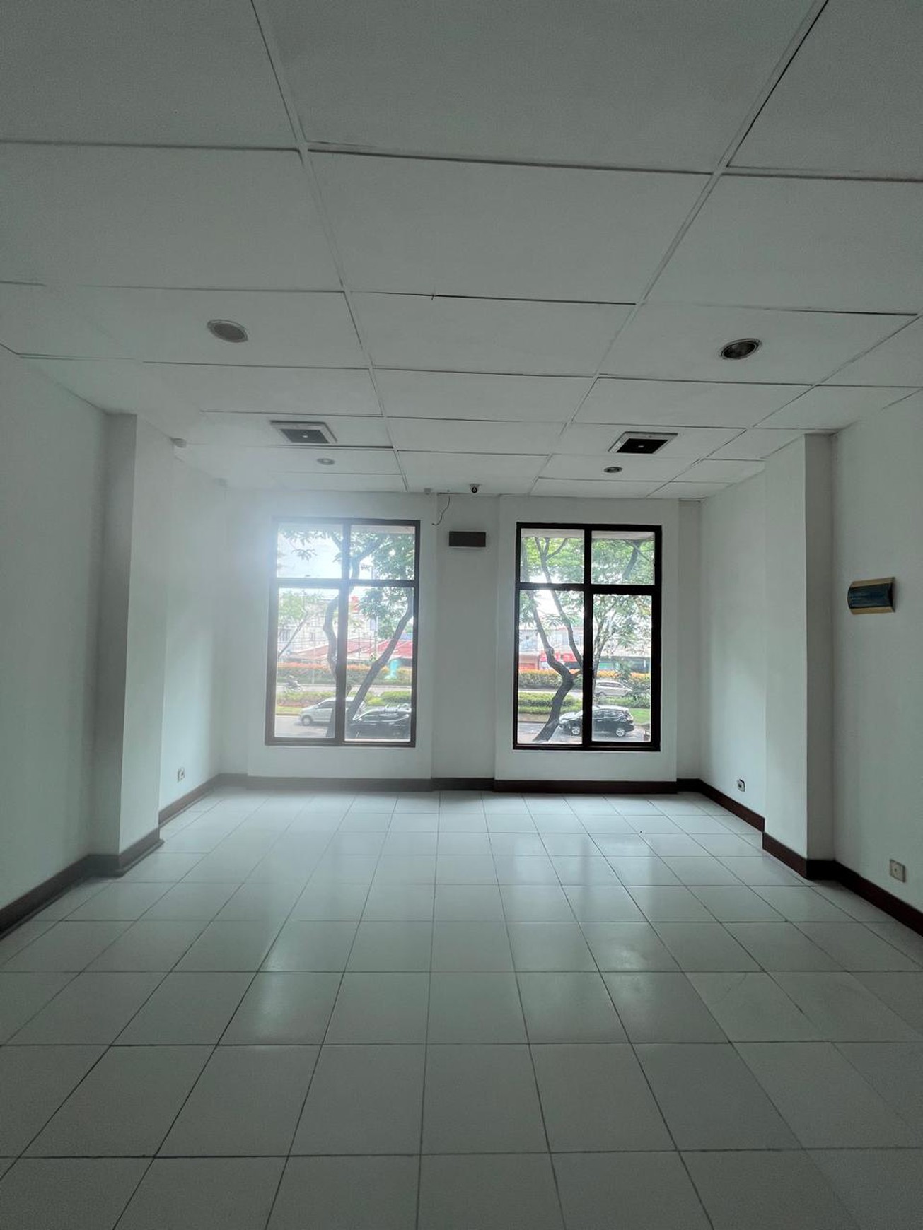 Turun harga Ruko 3 Lantai Hadap Jalan  JL. Pahlawah Seribu BSD city