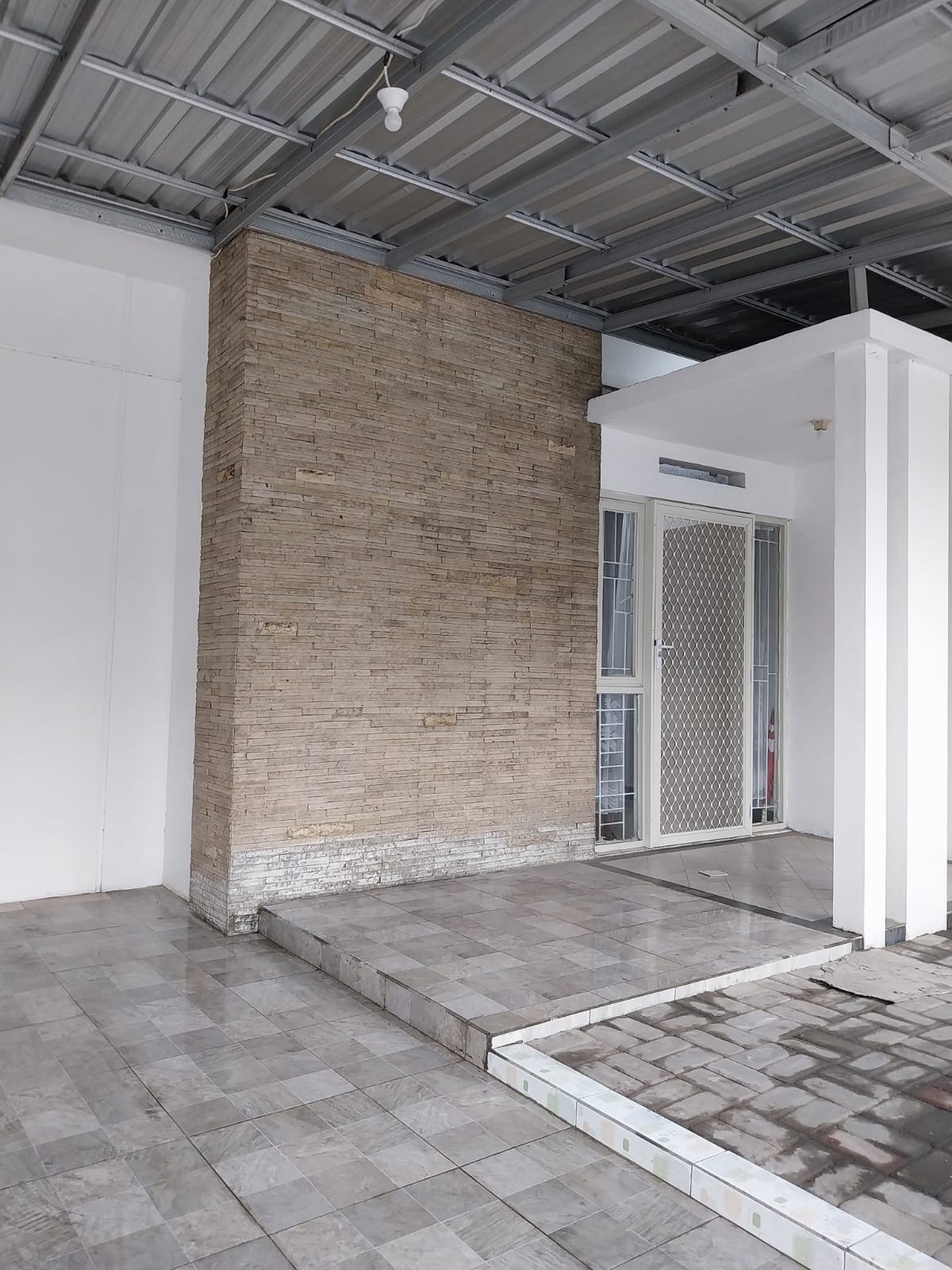 Perumahan Puri Surya Jaya cluster Valencia Dengan 2 Kamar Tidur Dan 1 Kamar Mandi Dan Juga Memiliki 1 Carpot Sertifikat Sudah SHM Dijual Dengan Nego Keras