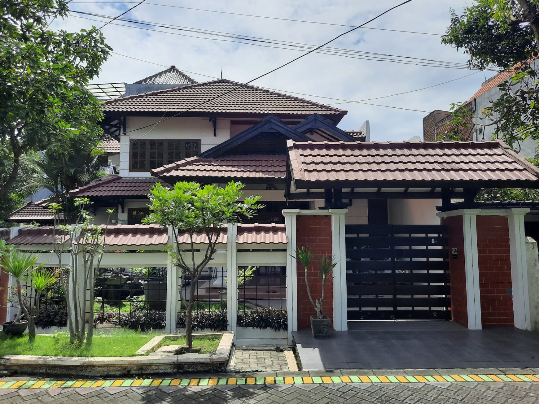 Rumah Siap Huni 2 Lantai SHM Tengah Kota Surabaya Harga Spesial