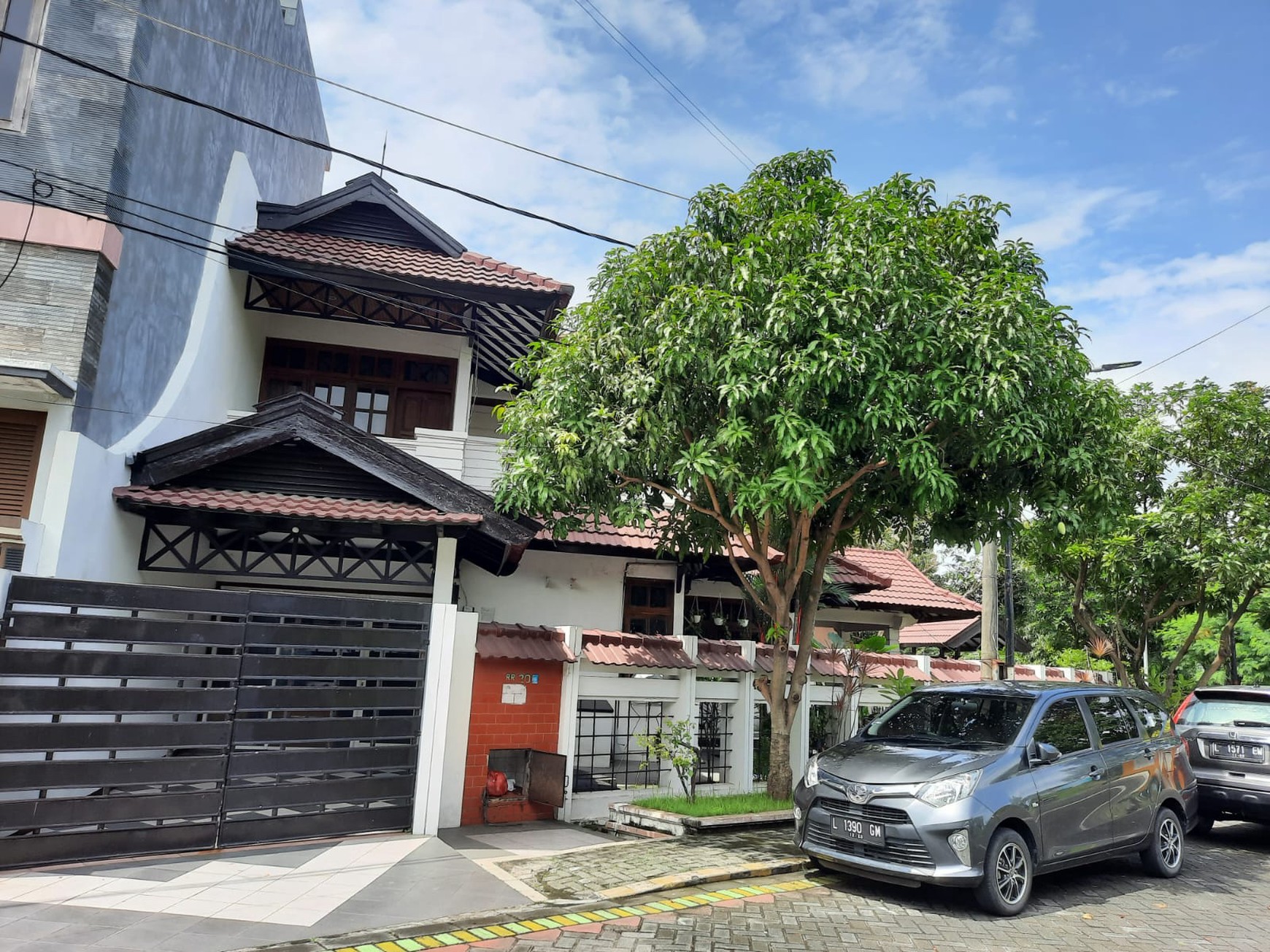 Rumah Siap Huni 2 Lantai SHM Tengah Kota Surabaya Harga Spesial