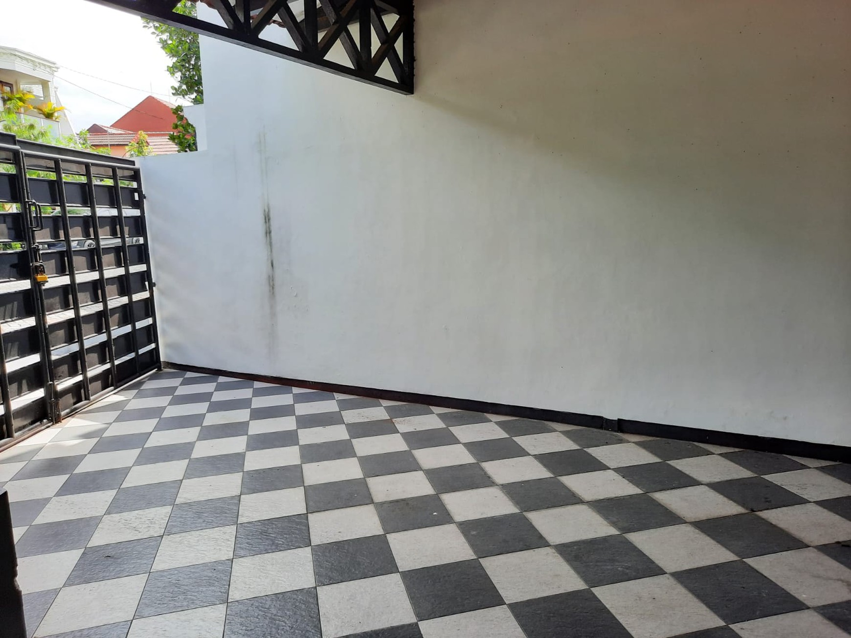 Rumah Siap Huni 2 Lantai SHM Tengah Kota Surabaya Harga Spesial