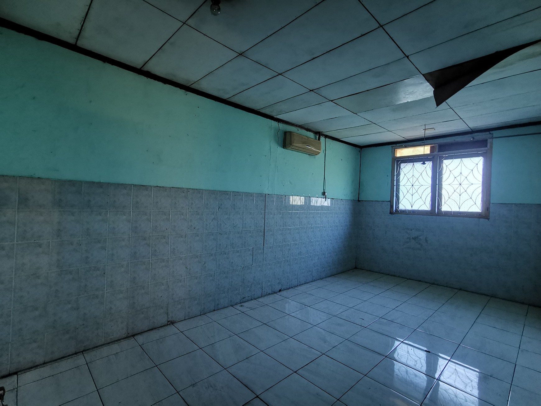 Rumah 2 Lantai Strategis di Jalan Raya MERR, Cocok untuk Hunian, Usaha, Kantor