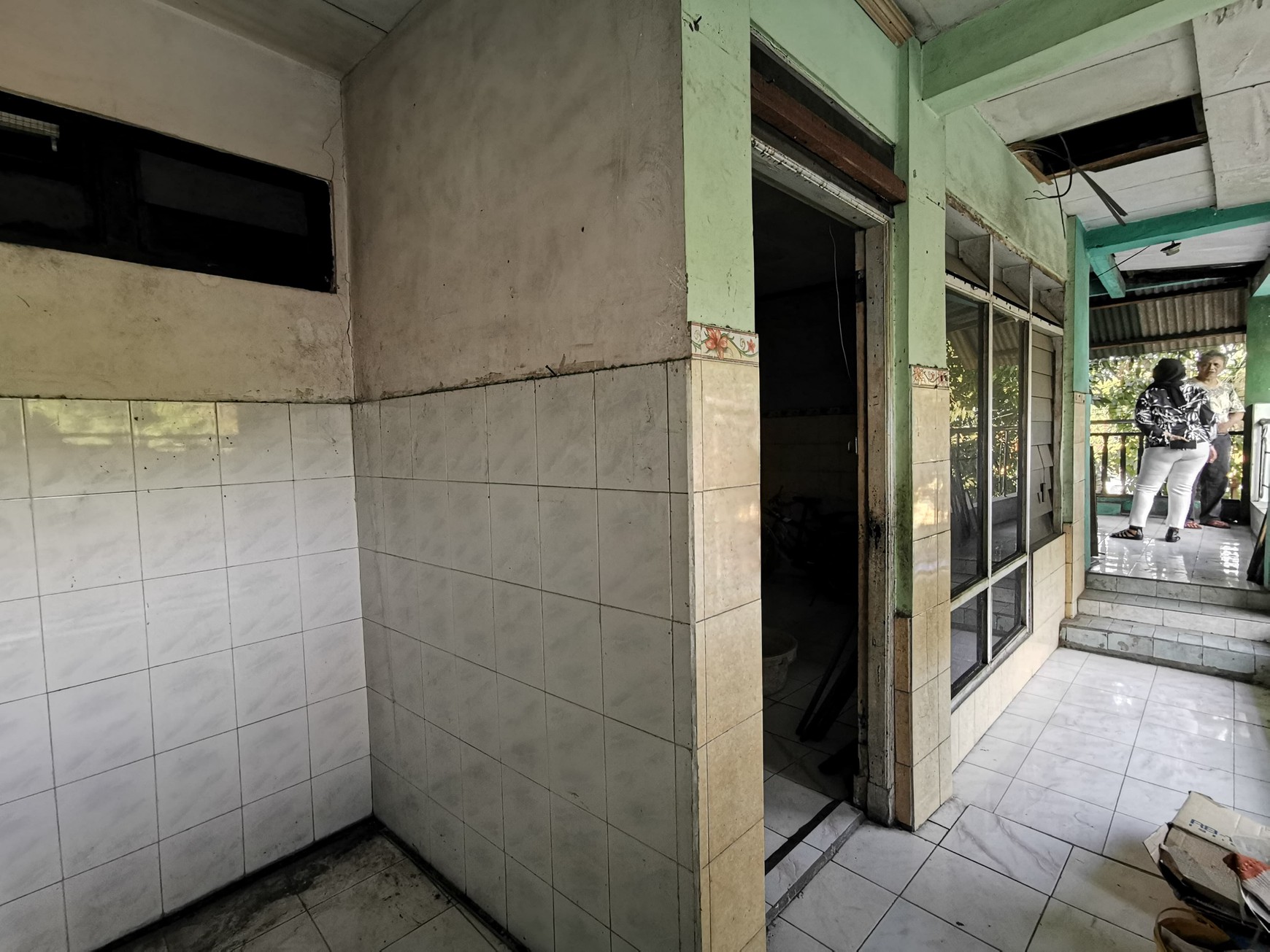 Rumah 2 Lantai Strategis di Jalan Raya MERR, Cocok untuk Hunian, Usaha, Kantor