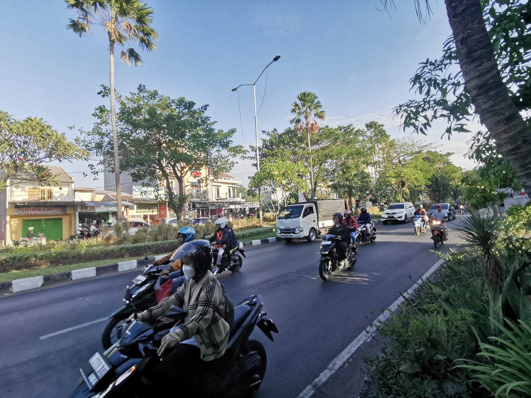 Rumah 2 Lantai Strategis di Jalan Raya MERR, Cocok untuk Hunian, Usaha, Kantor