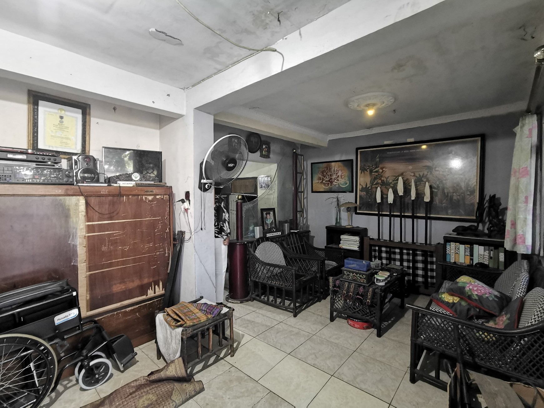 Rumah 2 Lantai Strategis di Jalan Raya MERR, Cocok untuk Hunian, Usaha, Kantor