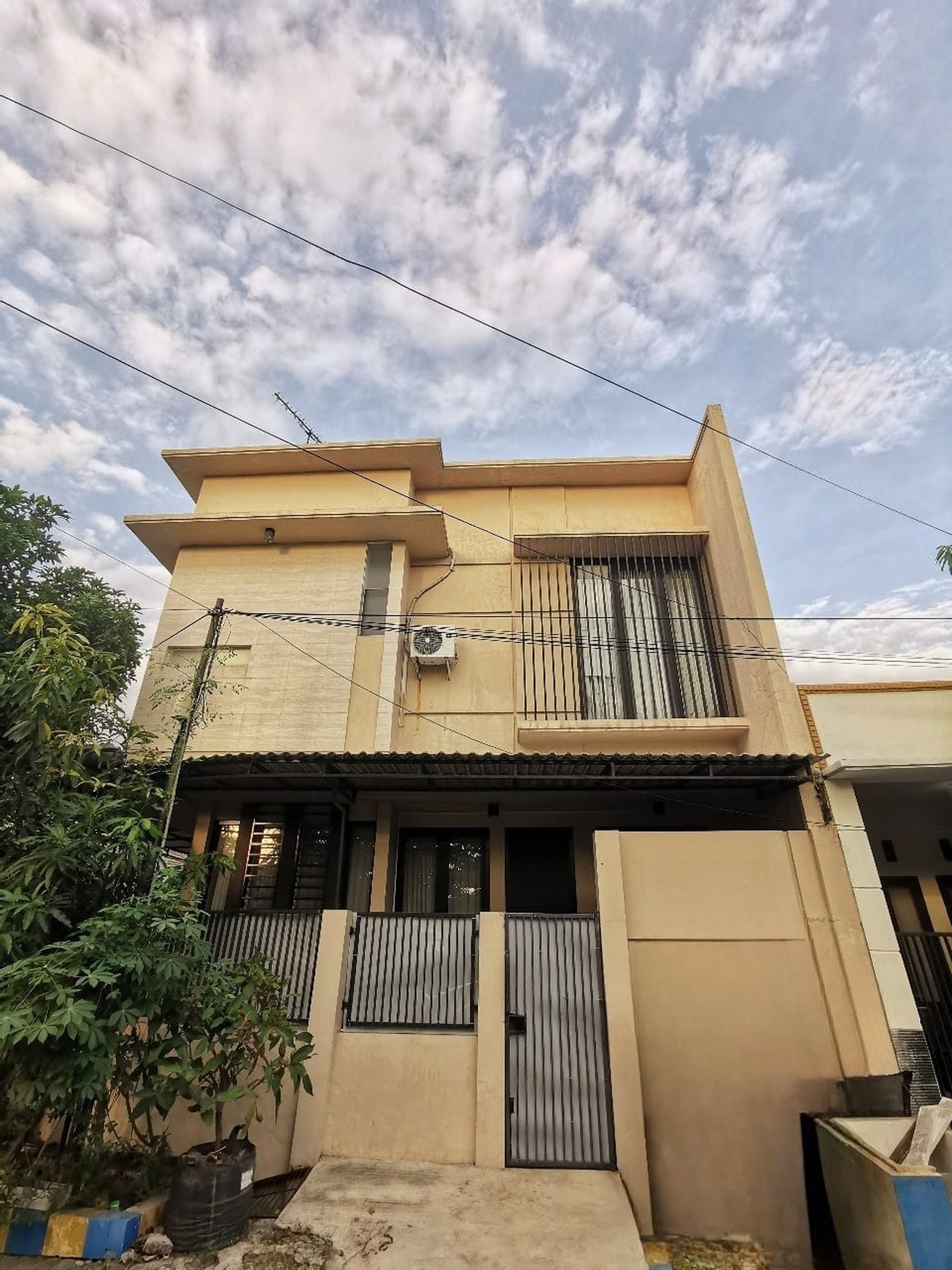 RUMAH 2 LANTAI LOKASI STRATEGIS KEDUNG BARUK, RUNGKUT SURABAYA