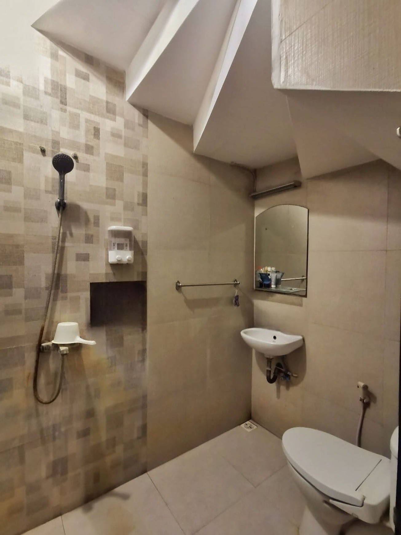 RUMAH 2 LANTAI LOKASI STRATEGIS KEDUNG BARUK, RUNGKUT SURABAYA