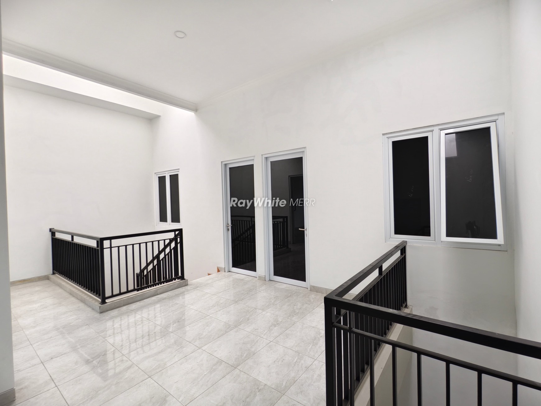 Rumah Modern 2 Lantai Siap Huni Dekat Masjid dan Gereja di Surabaya Timur