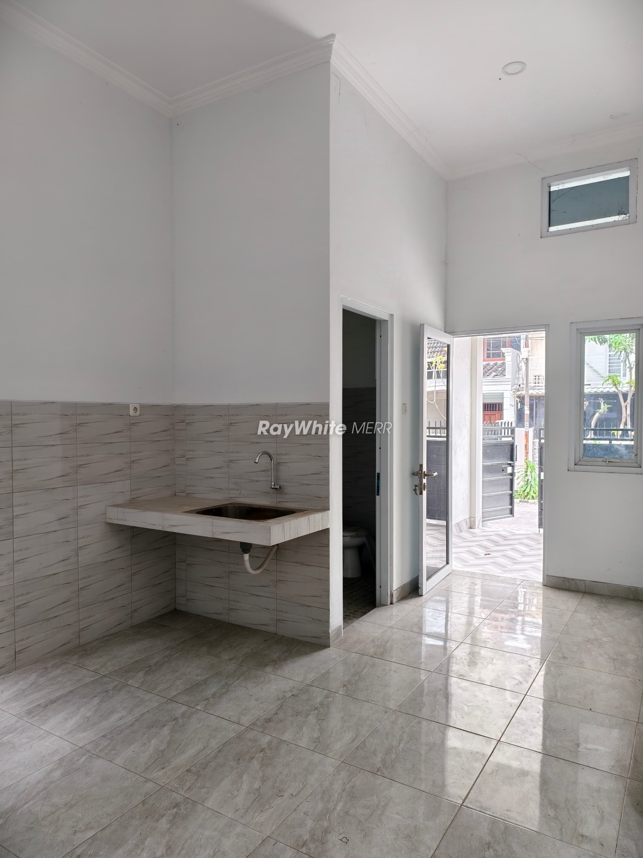 Rumah Modern 2 Lantai Siap Huni Dekat Masjid dan Gereja di Surabaya Timur