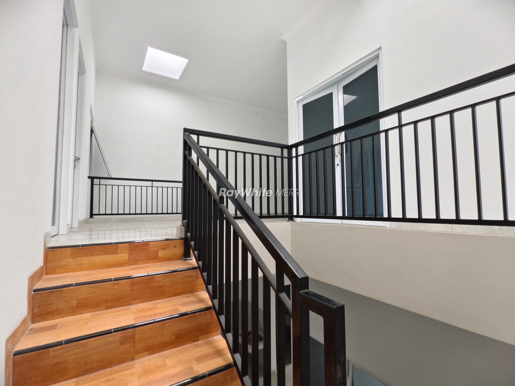 Rumah Modern 2 Lantai Siap Huni Dekat Masjid dan Gereja di Surabaya Timur