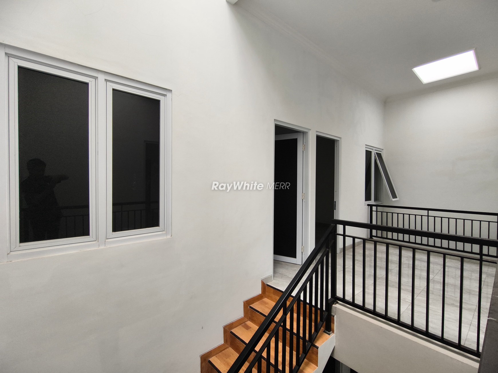 Rumah Modern 2 Lantai Siap Huni Dekat Masjid dan Gereja di Surabaya Timur