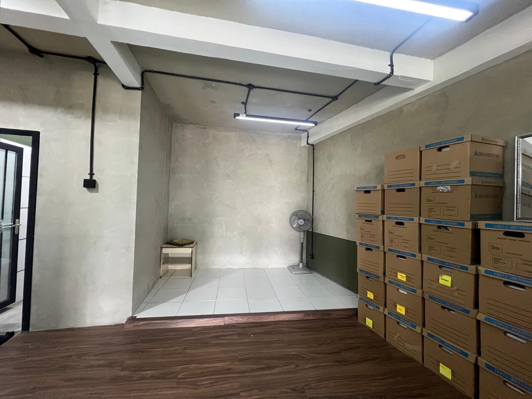 ruang kantor di ampera tb simatupang furnish jakarta selatan 