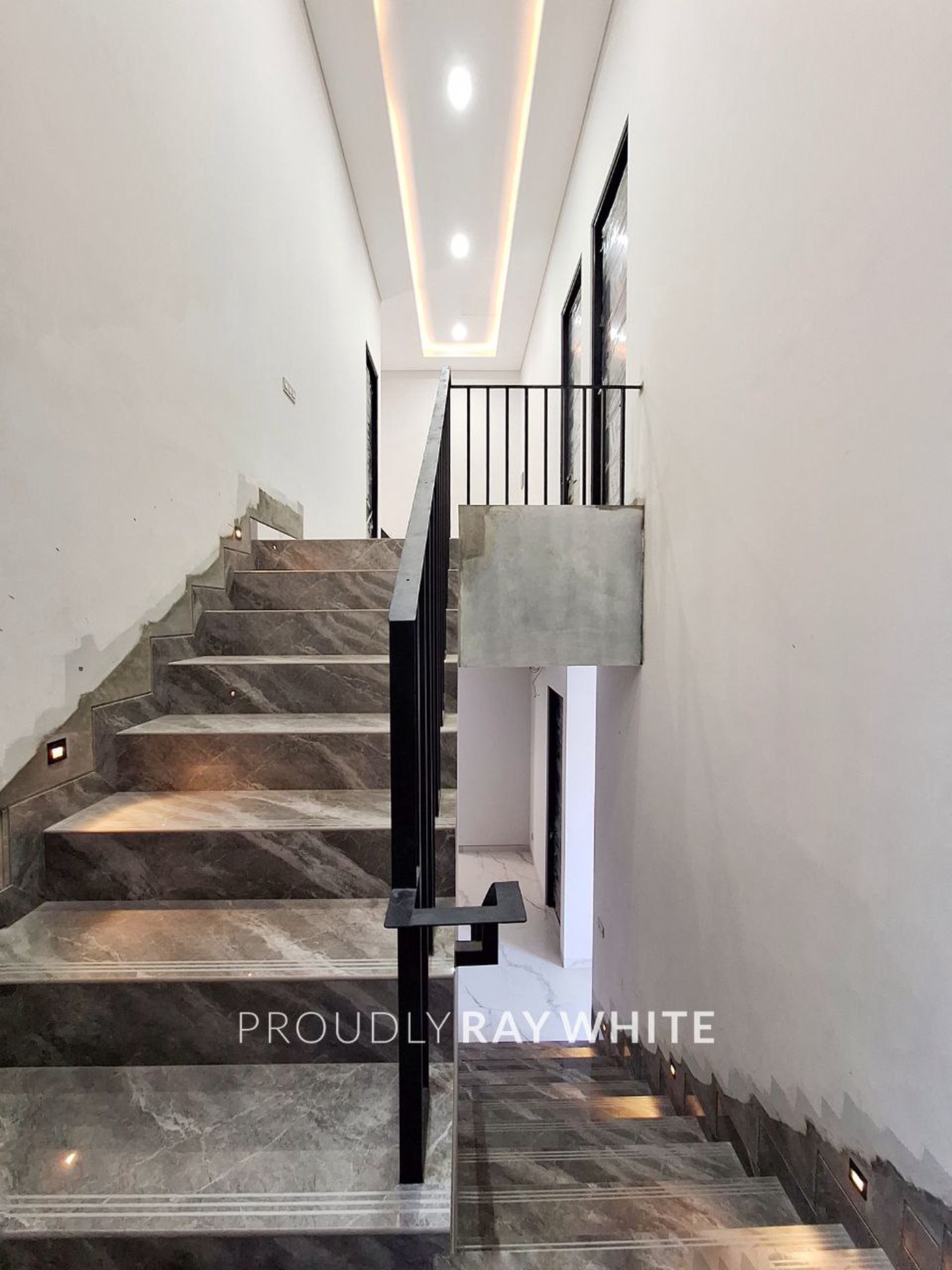 RUMAH MEWAH BARU GRESH, MANYAR JAYA SURABAYA