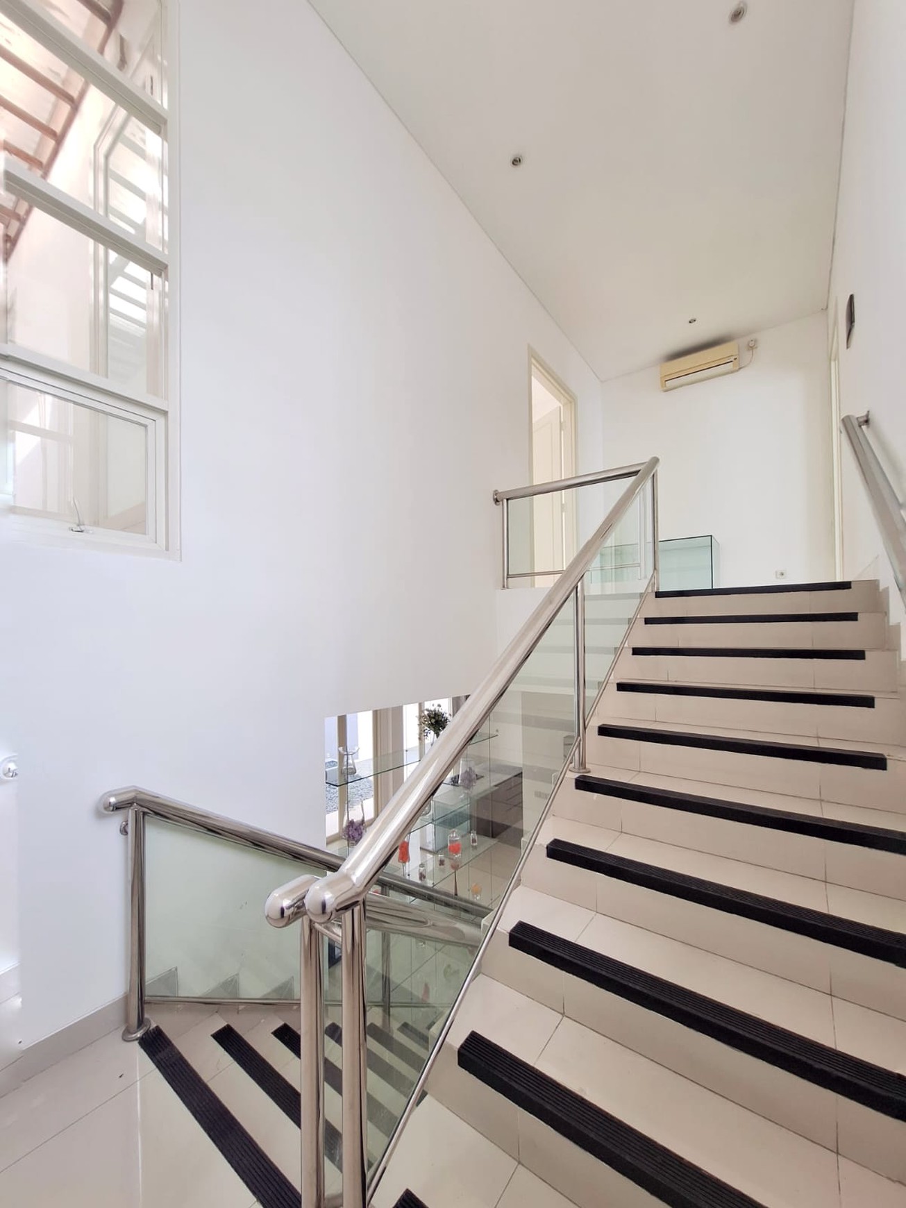 Rumah Mewah 2 Lantai Siap Huni , di Pakuwon City Surabaya