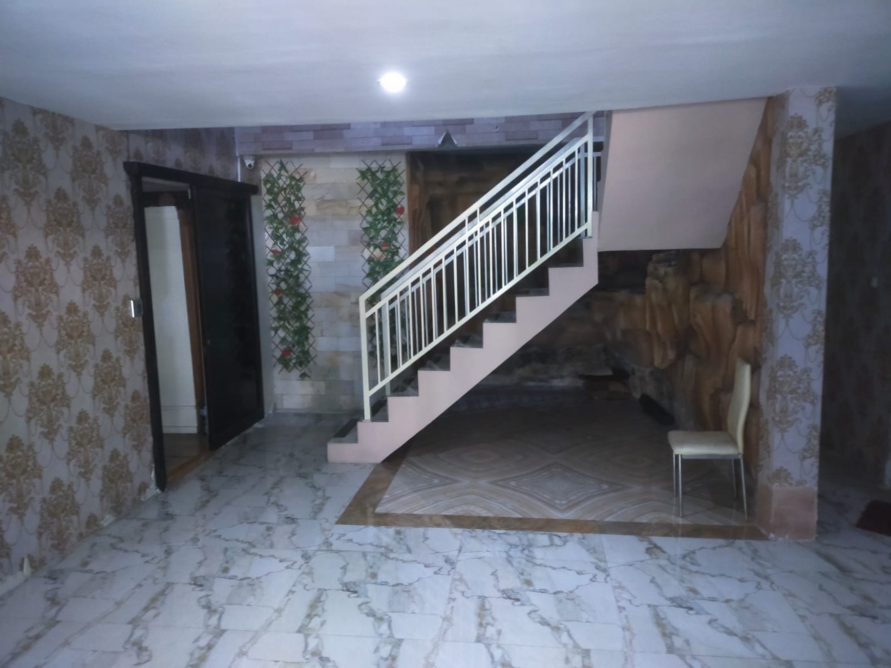 RUMAH NYAMAN SIAP HUNI 2 LANTAI SHM, SEMOLOWARU SURABAYA