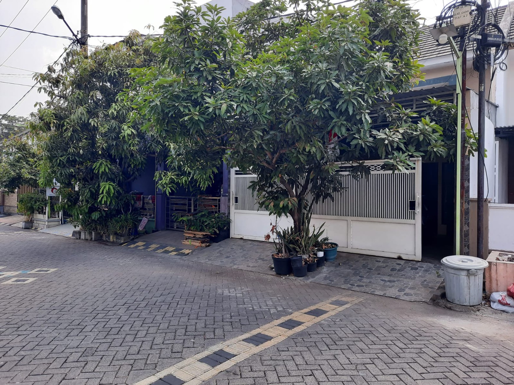 Rumah Luas di Graha Juanda Sidoarjo, 3 Kamar, Bonus AC dan Furnitur, Siap Huni!