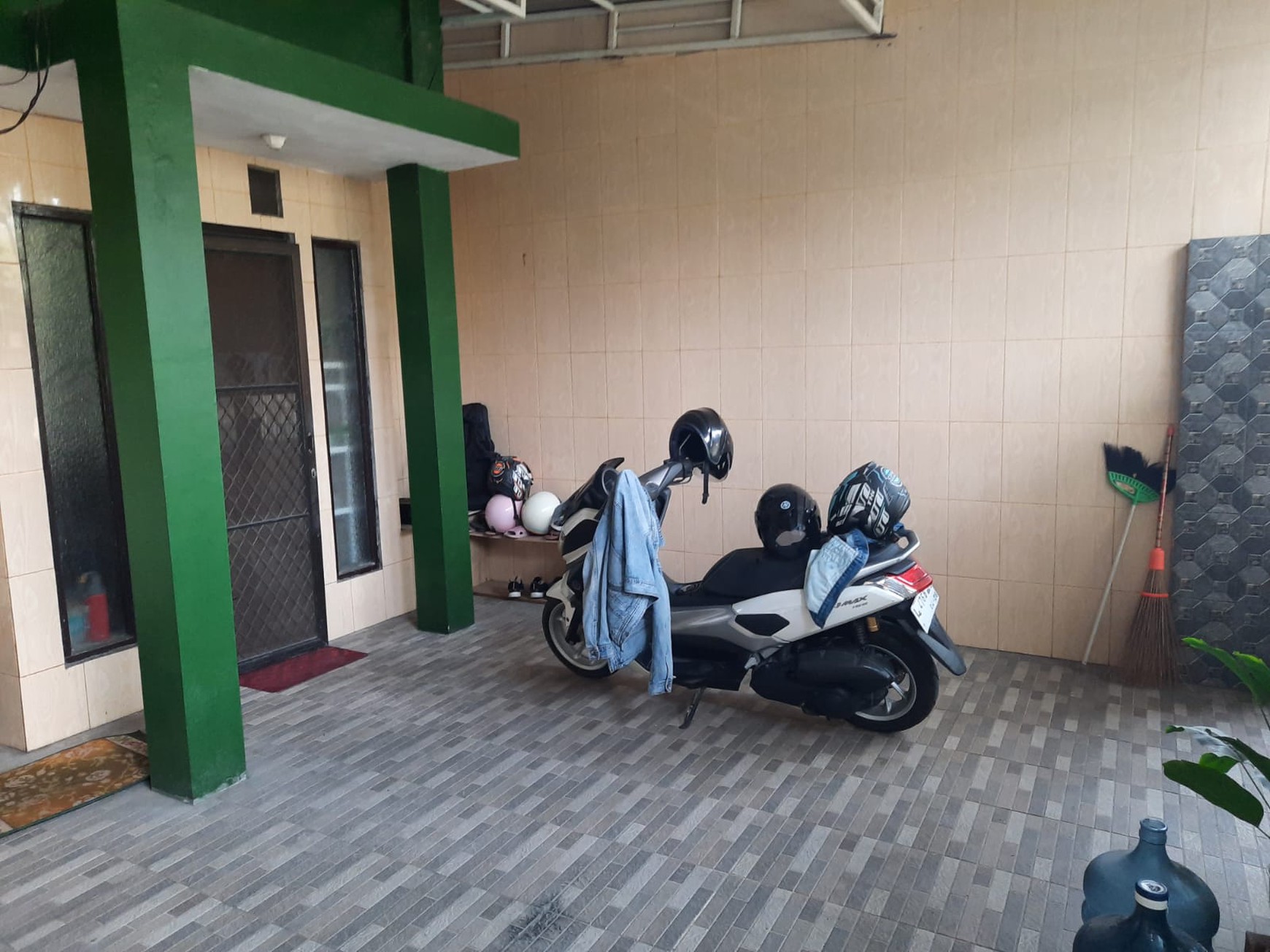 Rumah Luas di Graha Juanda Sidoarjo, 3 Kamar, Bonus AC dan Furnitur, Siap Huni!