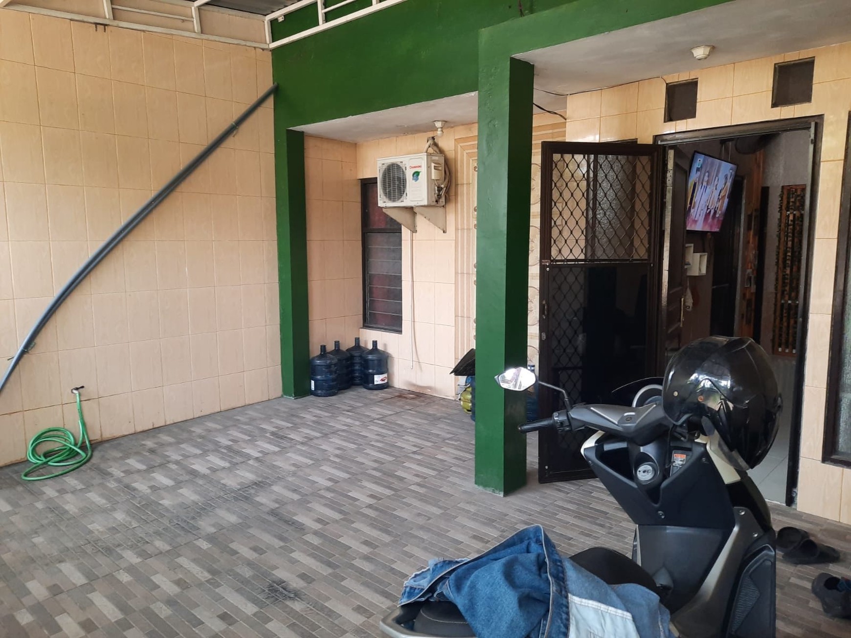 Rumah Luas di Graha Juanda Sidoarjo, 3 Kamar, Bonus AC dan Furnitur, Siap Huni!