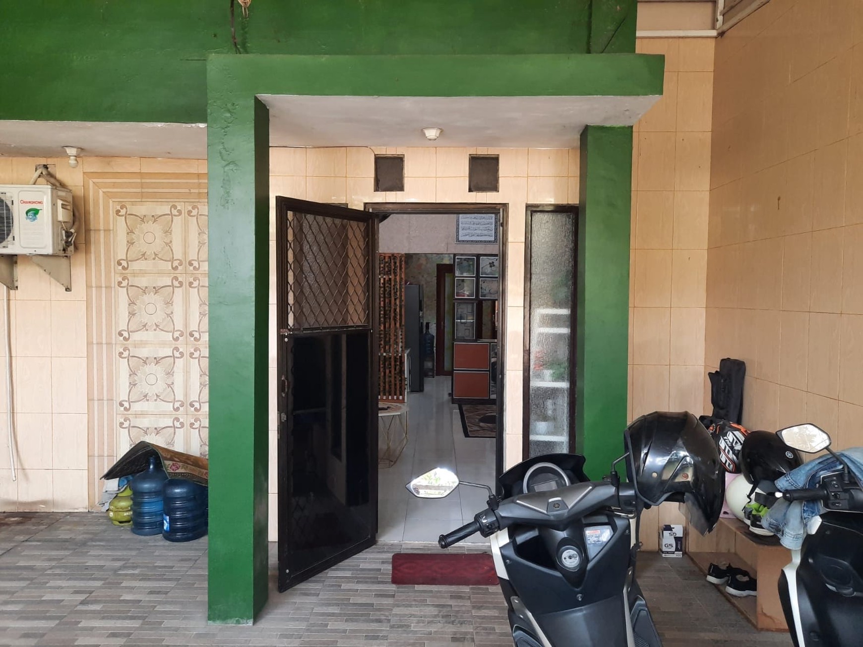 Rumah Luas di Graha Juanda Sidoarjo, 3 Kamar, Bonus AC dan Furnitur, Siap Huni!