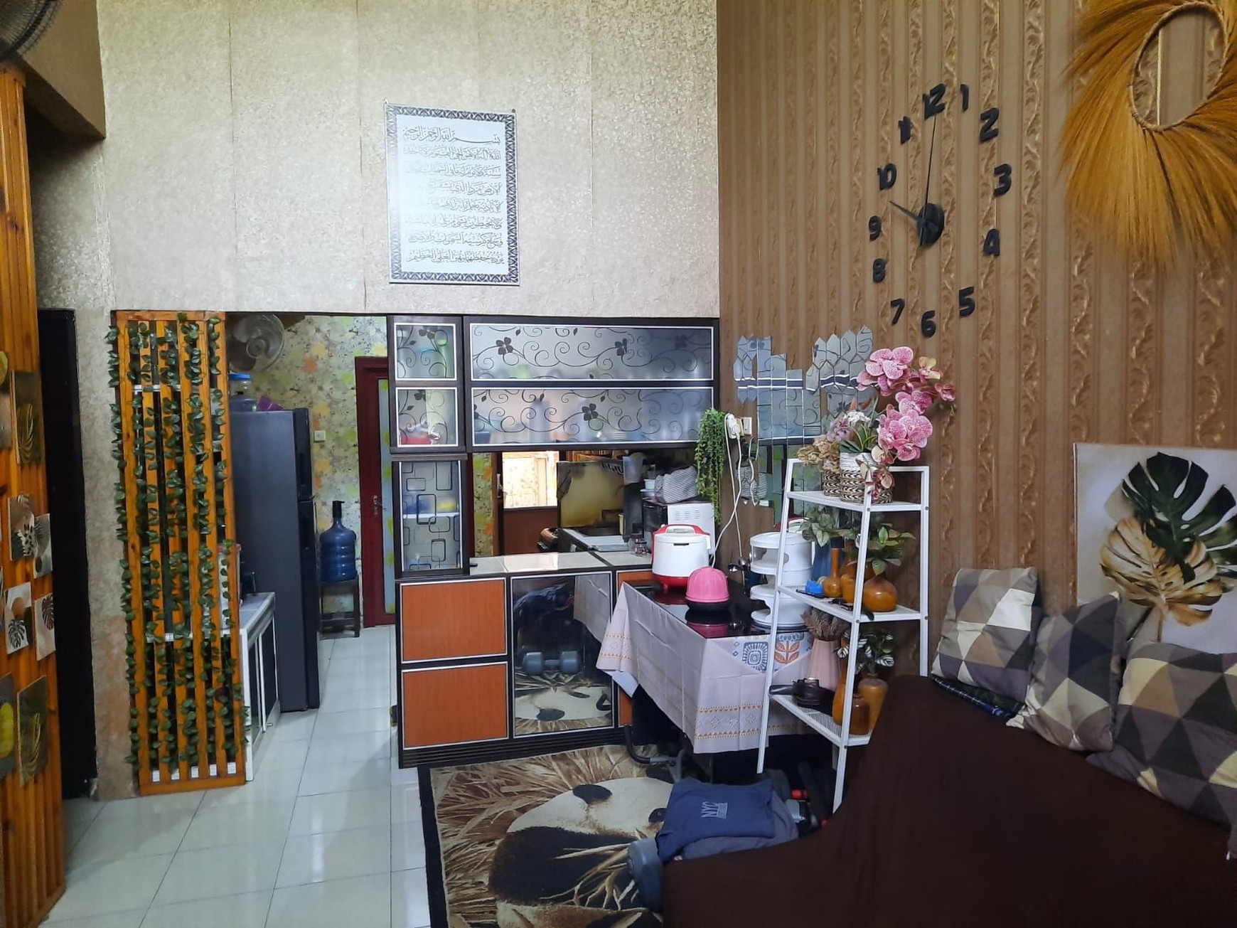 Rumah Luas di Graha Juanda Sidoarjo, 3 Kamar, Bonus AC dan Furnitur, Siap Huni!