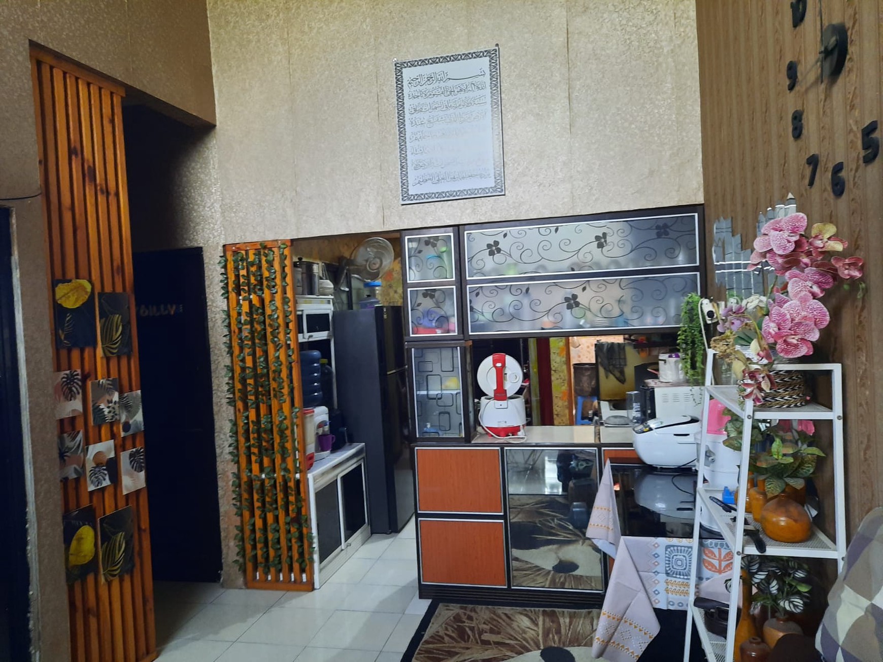 Rumah Luas di Graha Juanda Sidoarjo, 3 Kamar, Bonus AC dan Furnitur, Siap Huni!