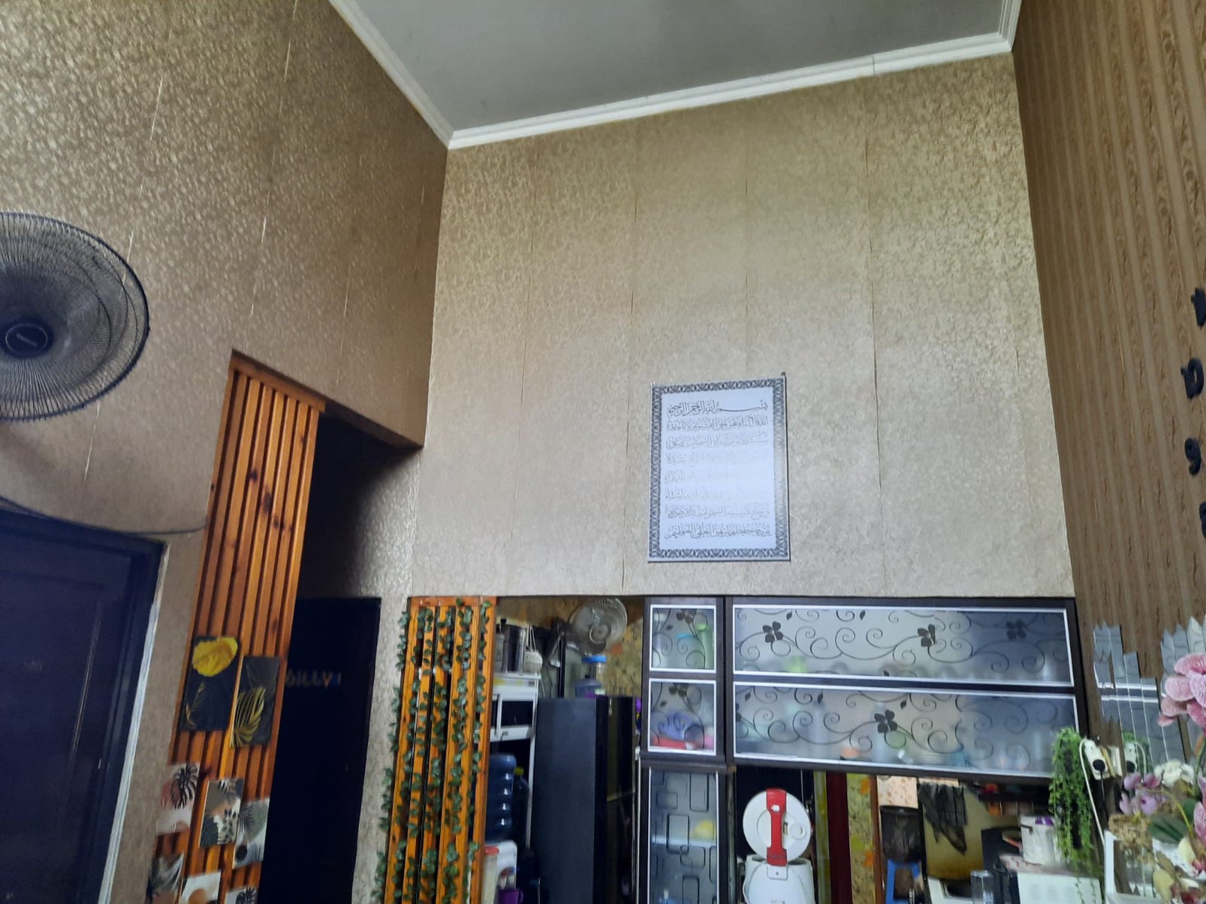 Rumah Luas di Graha Juanda Sidoarjo, 3 Kamar, Bonus AC dan Furnitur, Siap Huni!