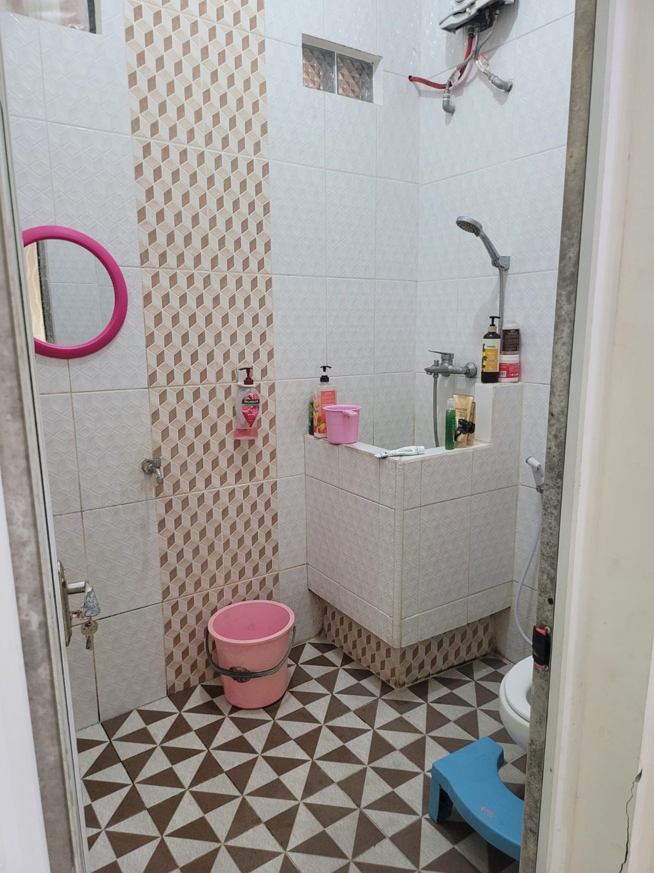 Rumah 7 Kamar Tidur di Rungkut Asri Timur Surabaya, Luas & Siap Huni