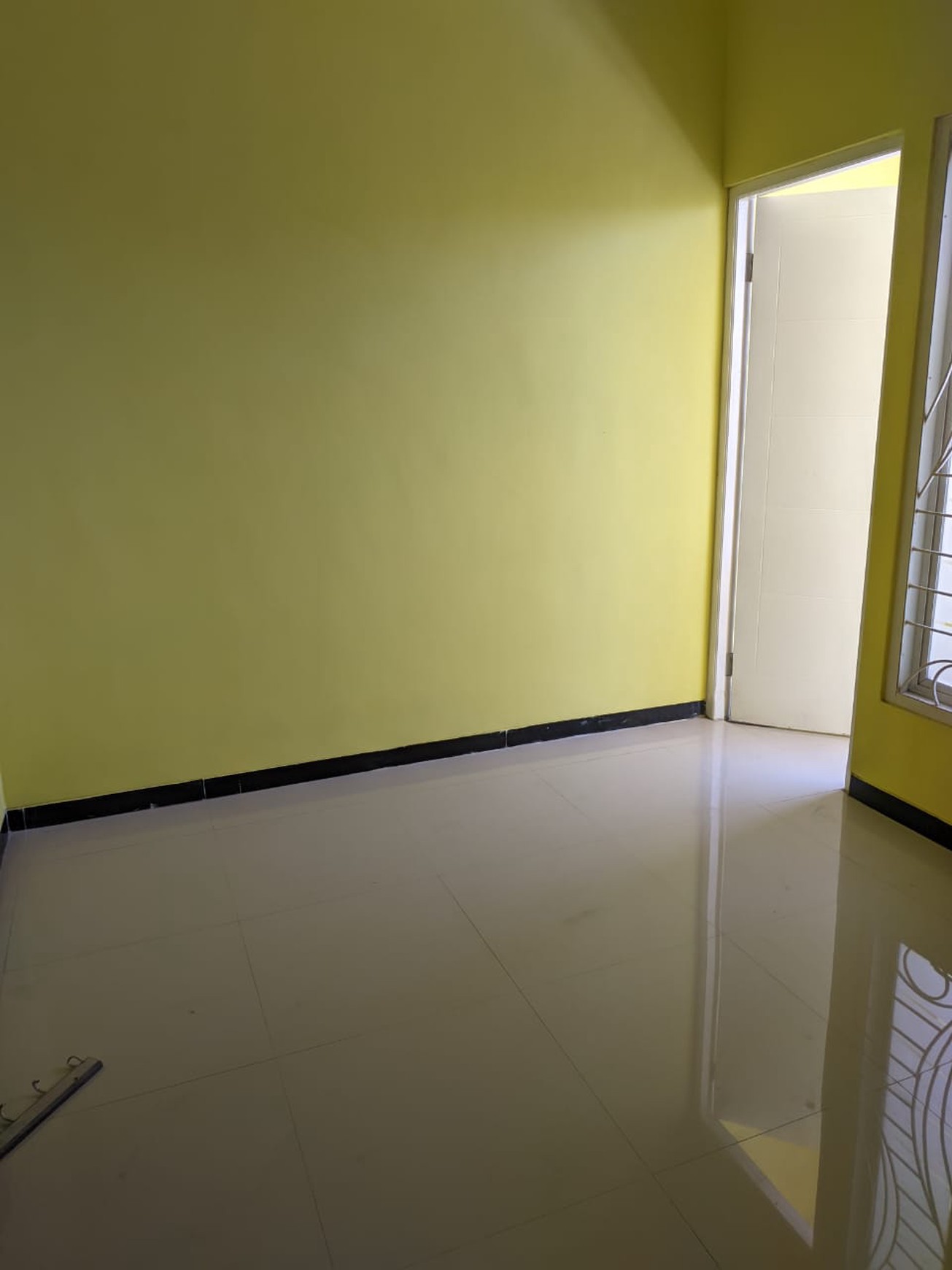 Dijual Rumah Strategis di Semolowaru Elok, 4 Kamar Tidur, Harga Rp 1,5 M Nego